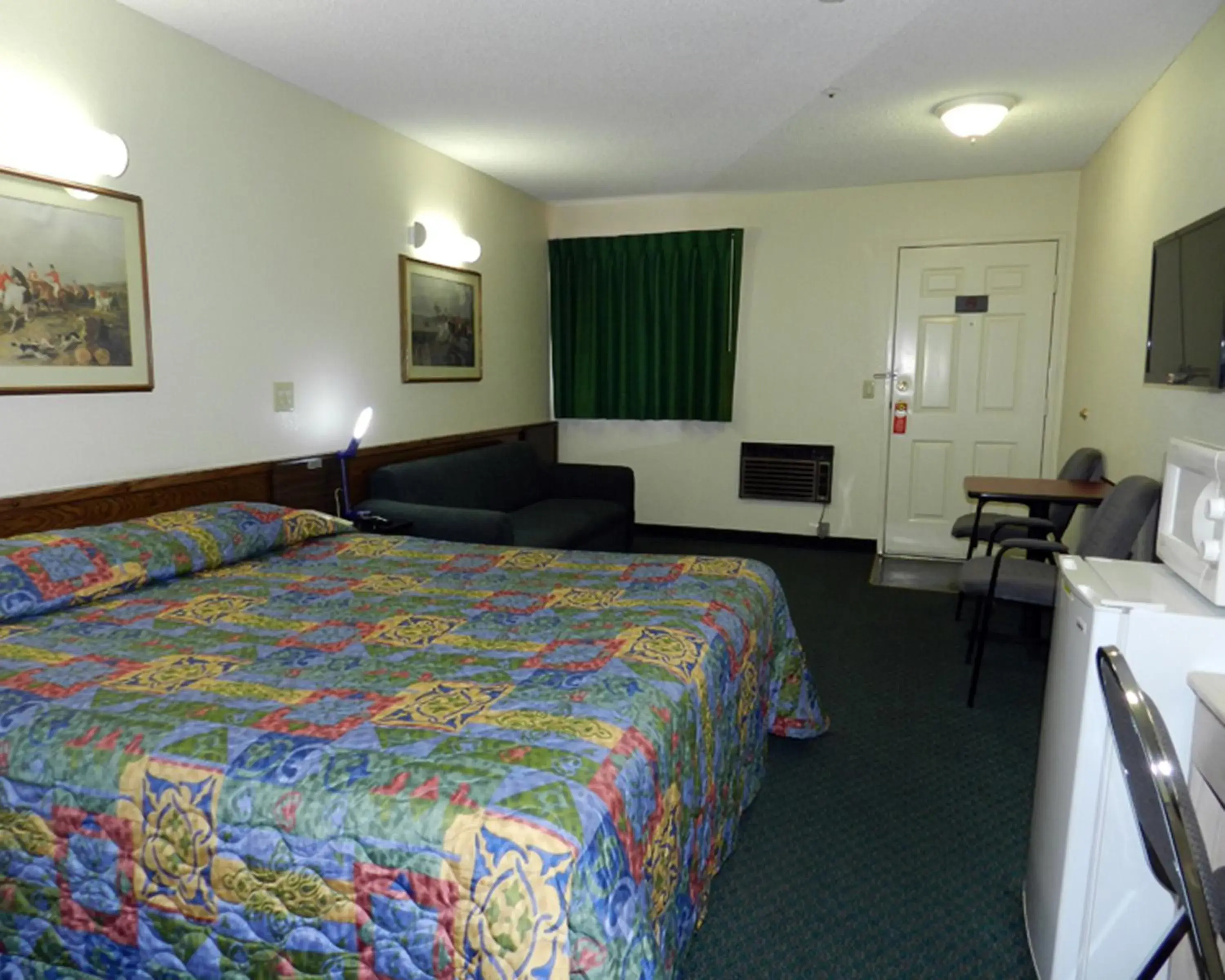 Bed in High Desert Motel Joshua Tree National Park Bed in High Desert Motel Joshua Tree National Park