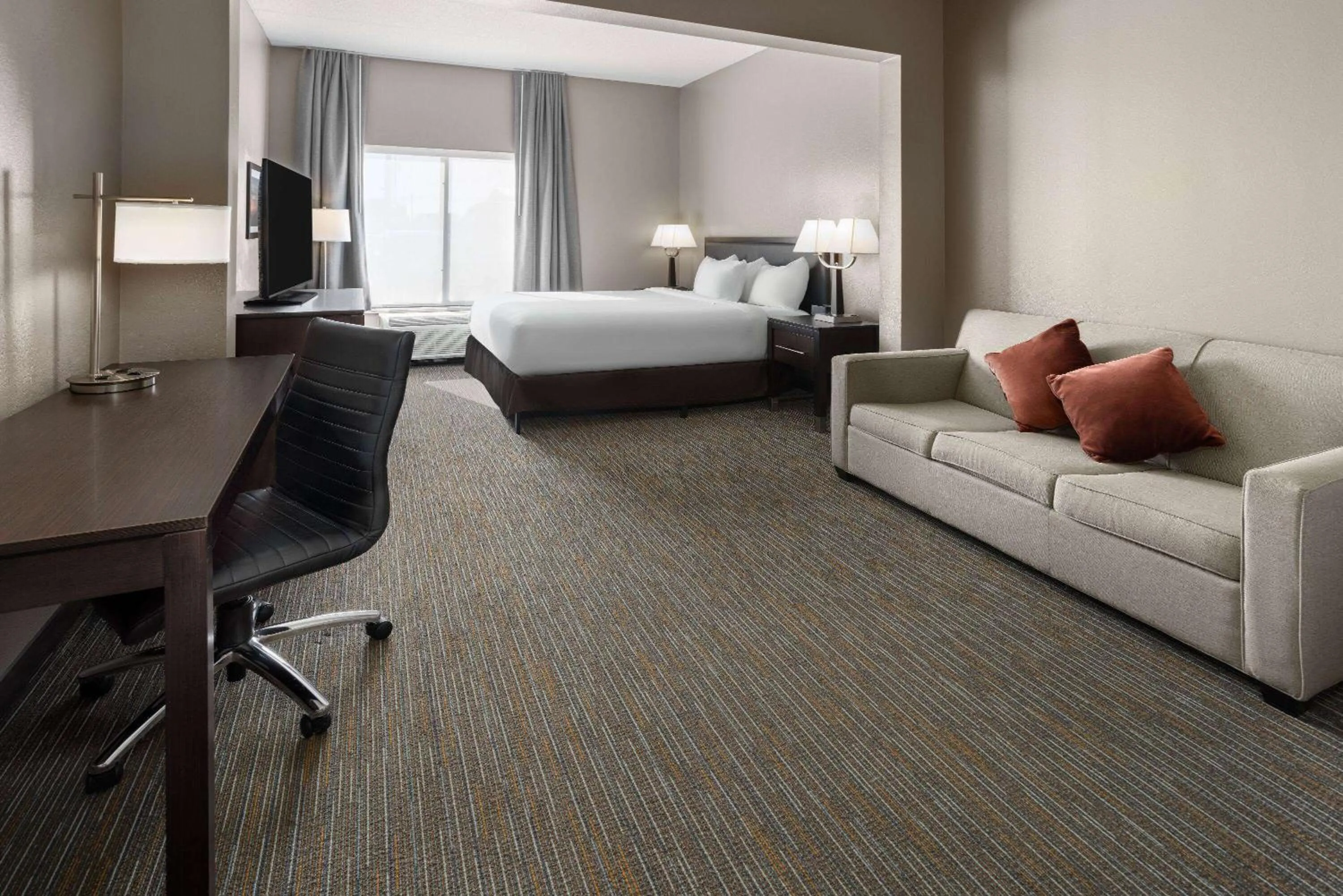 Photo of the whole room, Bed in La Quinta Inn & Suites by Wyndham Mooresville