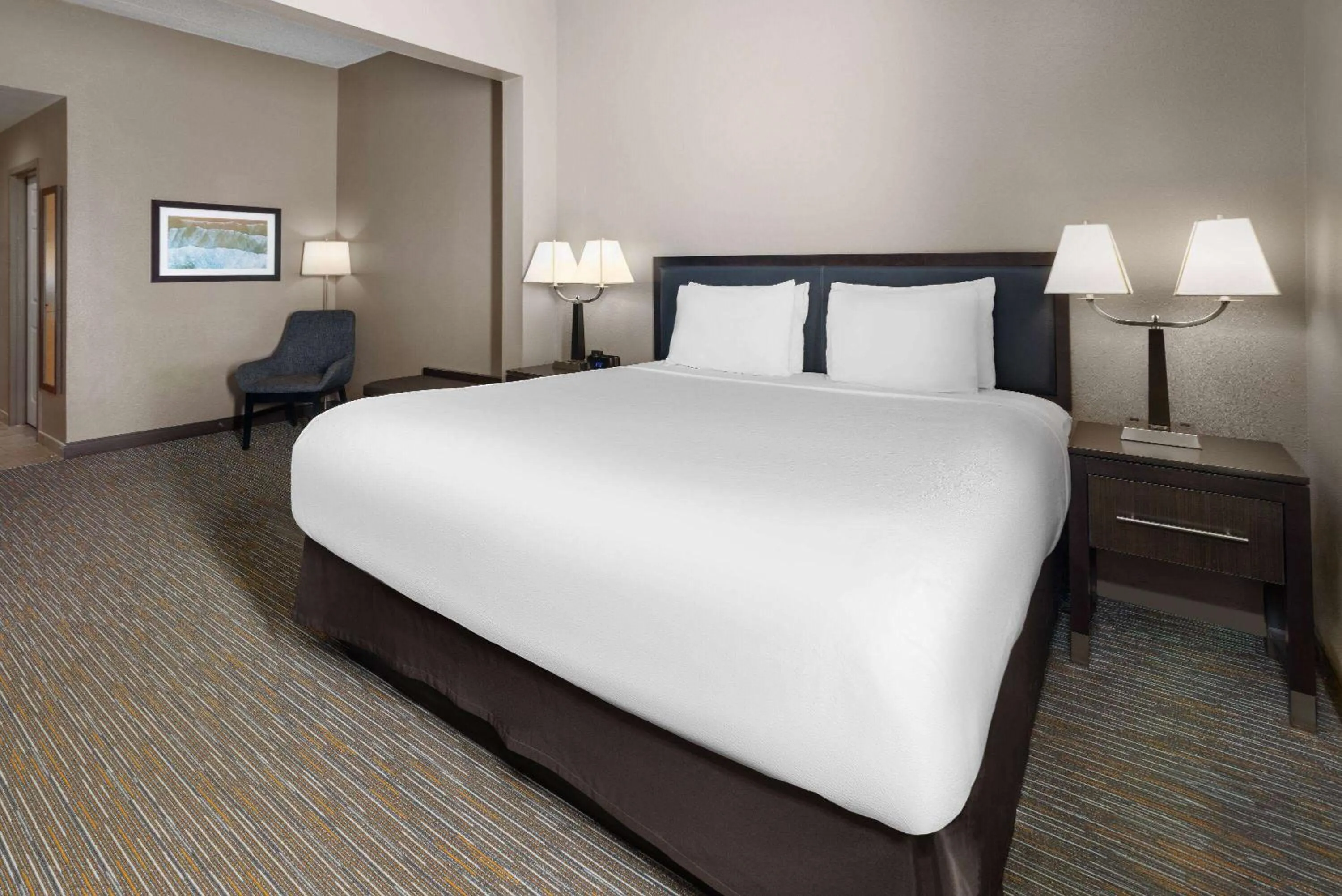 Photo of the whole room, Bed in La Quinta Inn & Suites by Wyndham Mooresville