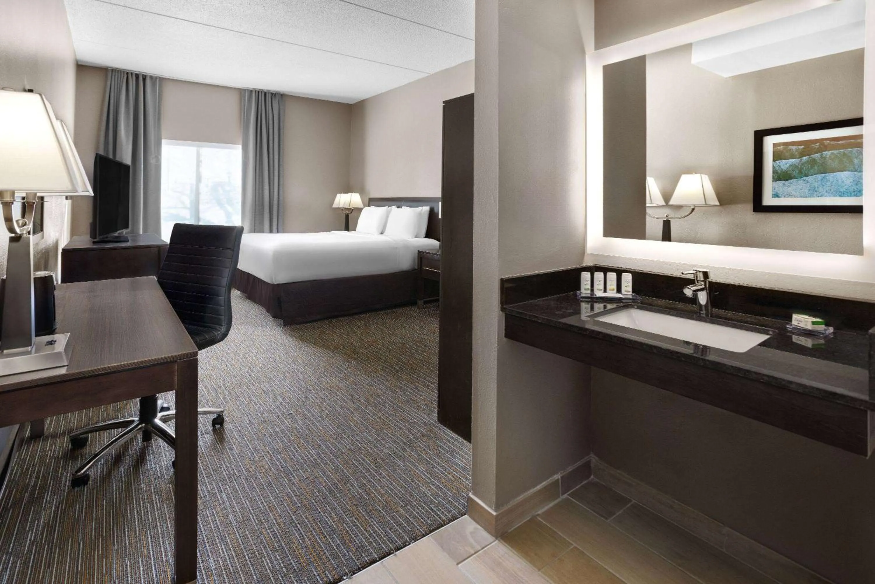 Photo of the whole room, Bed in La Quinta Inn & Suites by Wyndham Mooresville