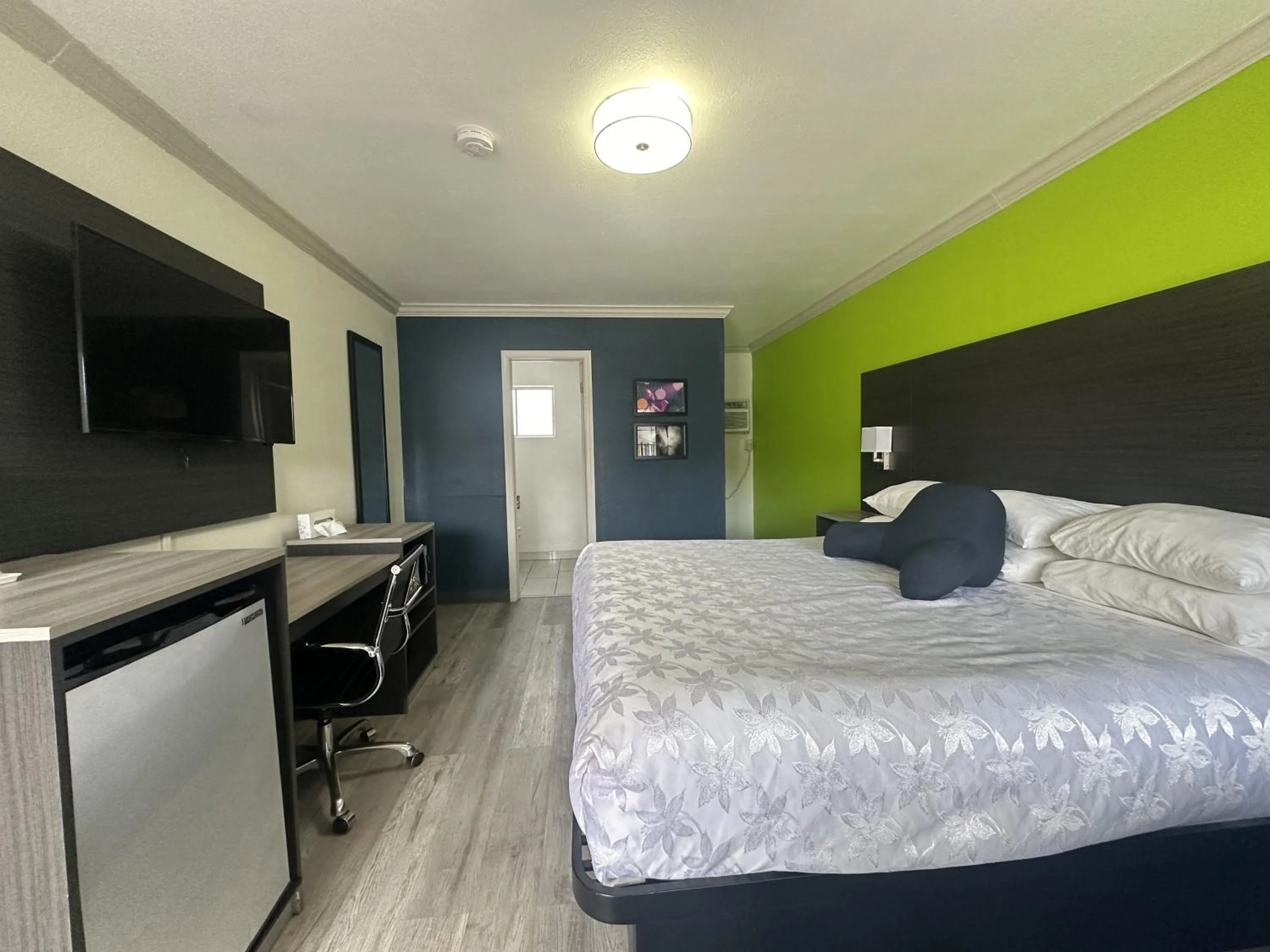 Bedroom, Bed in Americas Best Value Inn Winnemucca