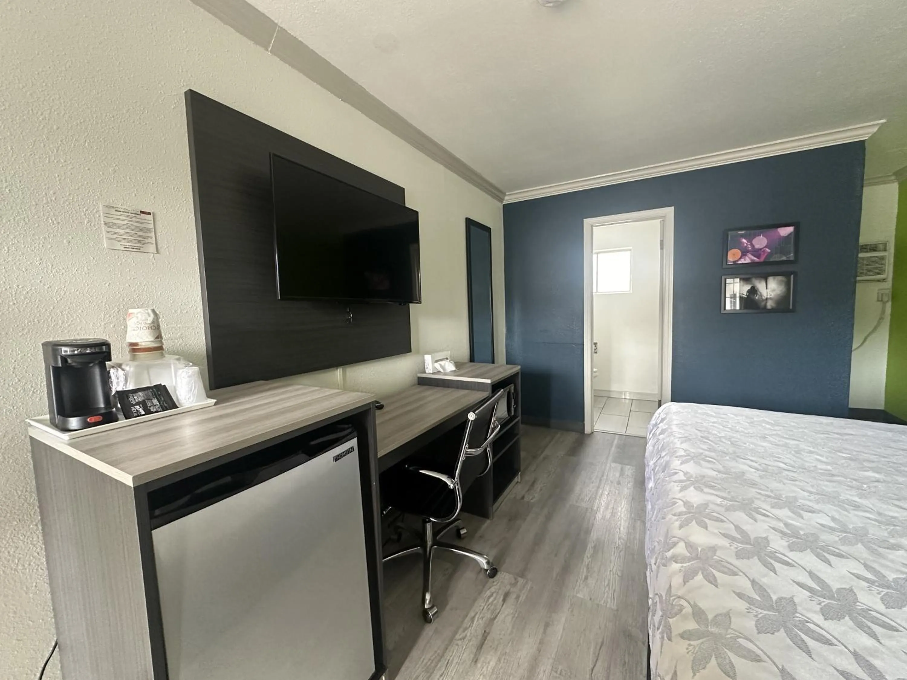 Bedroom, Bed in Americas Best Value Inn Winnemucca