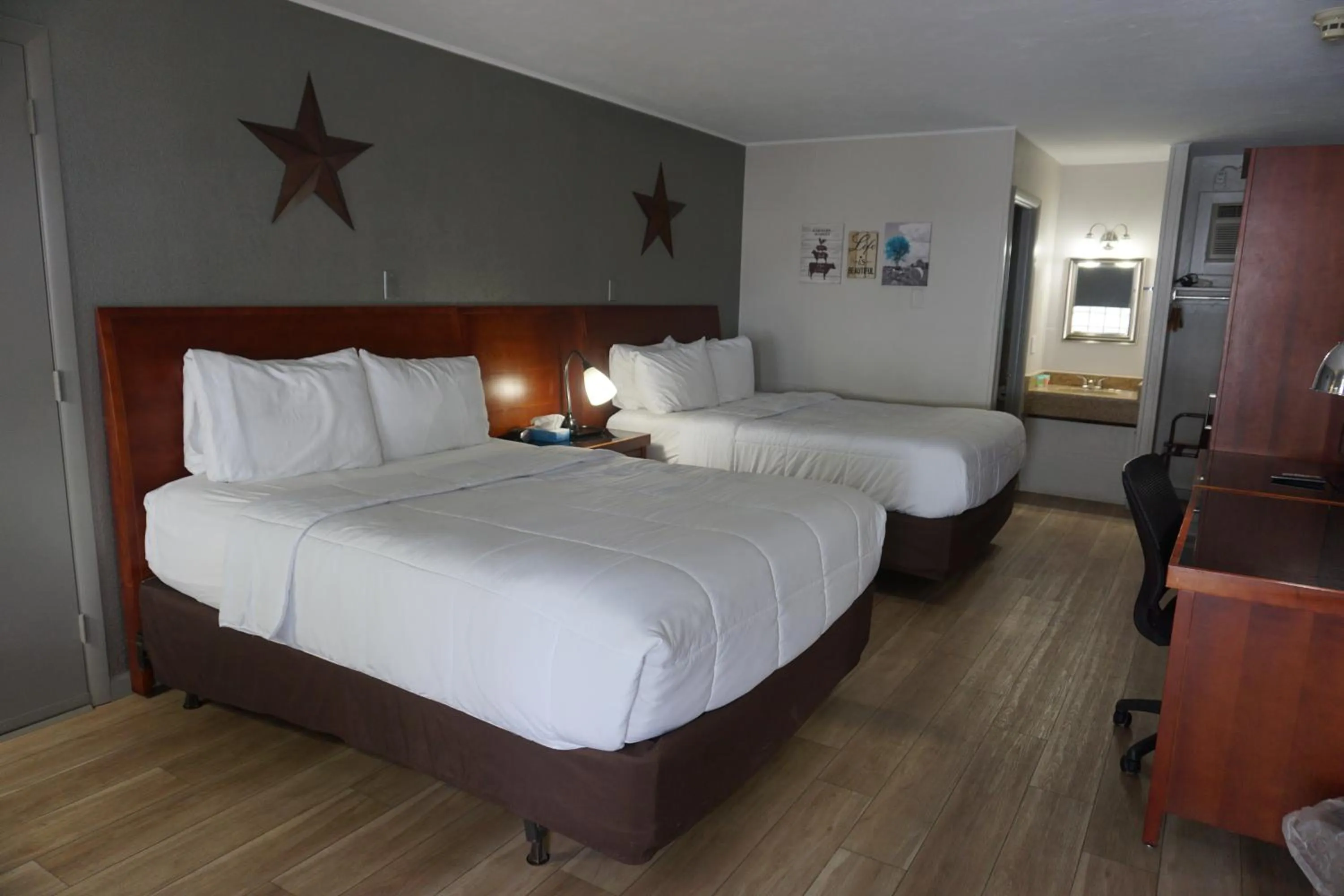 Bed in Harvest Drive Family Inn - Renovated Rooms