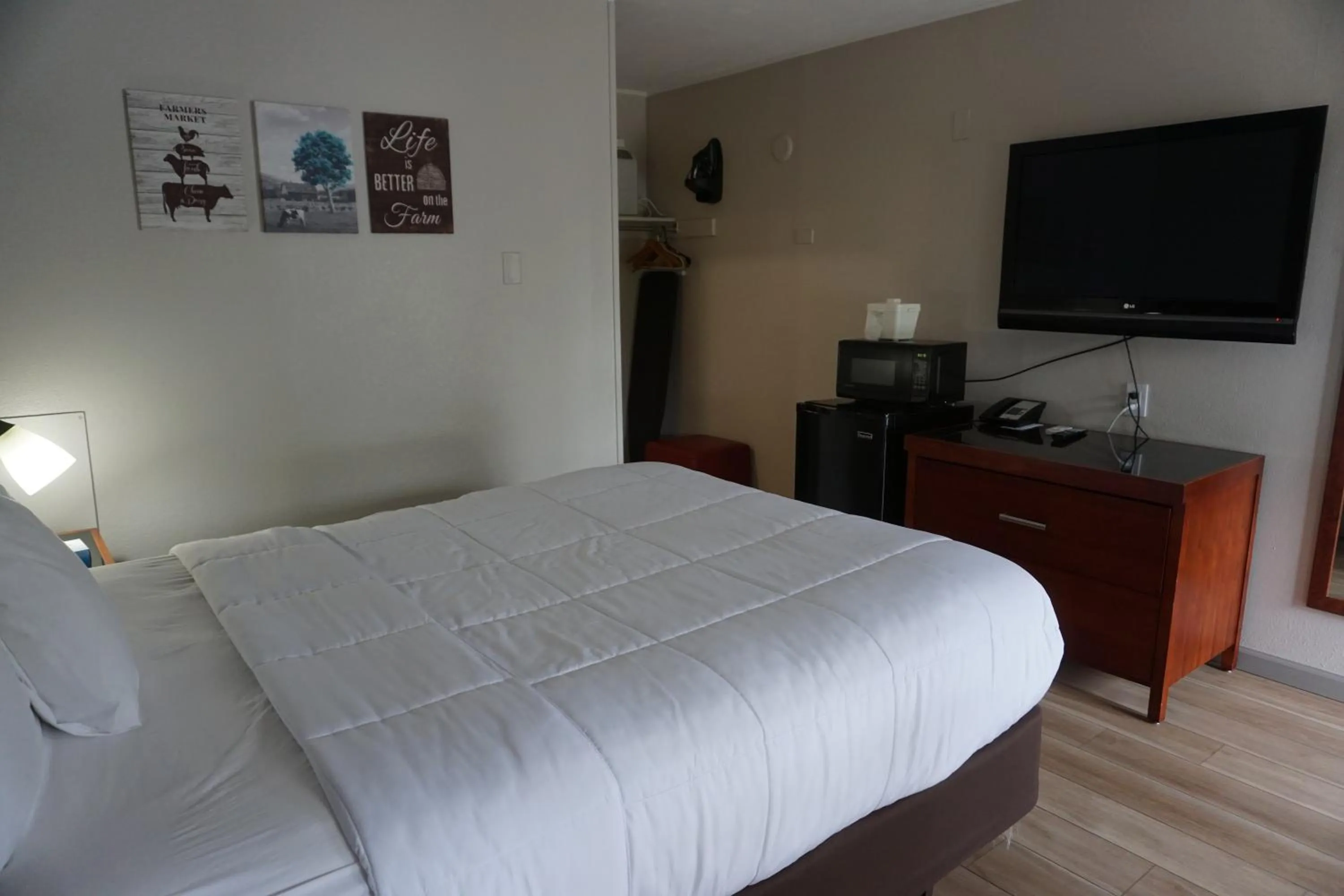 Photo of the whole room, Bed in Harvest Drive Family Inn - Renovated Rooms