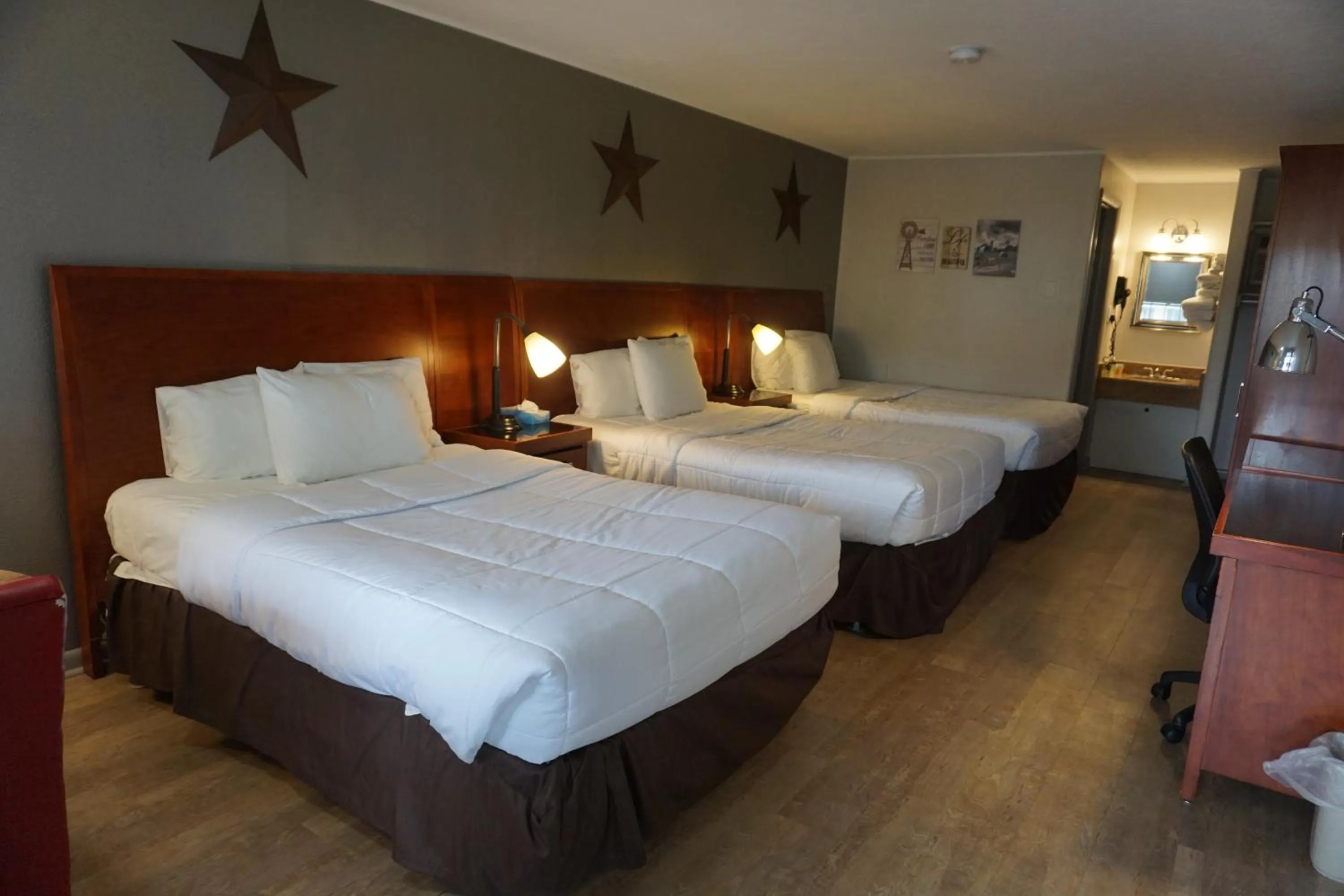 Bed in Harvest Drive Family Inn - Renovated Rooms