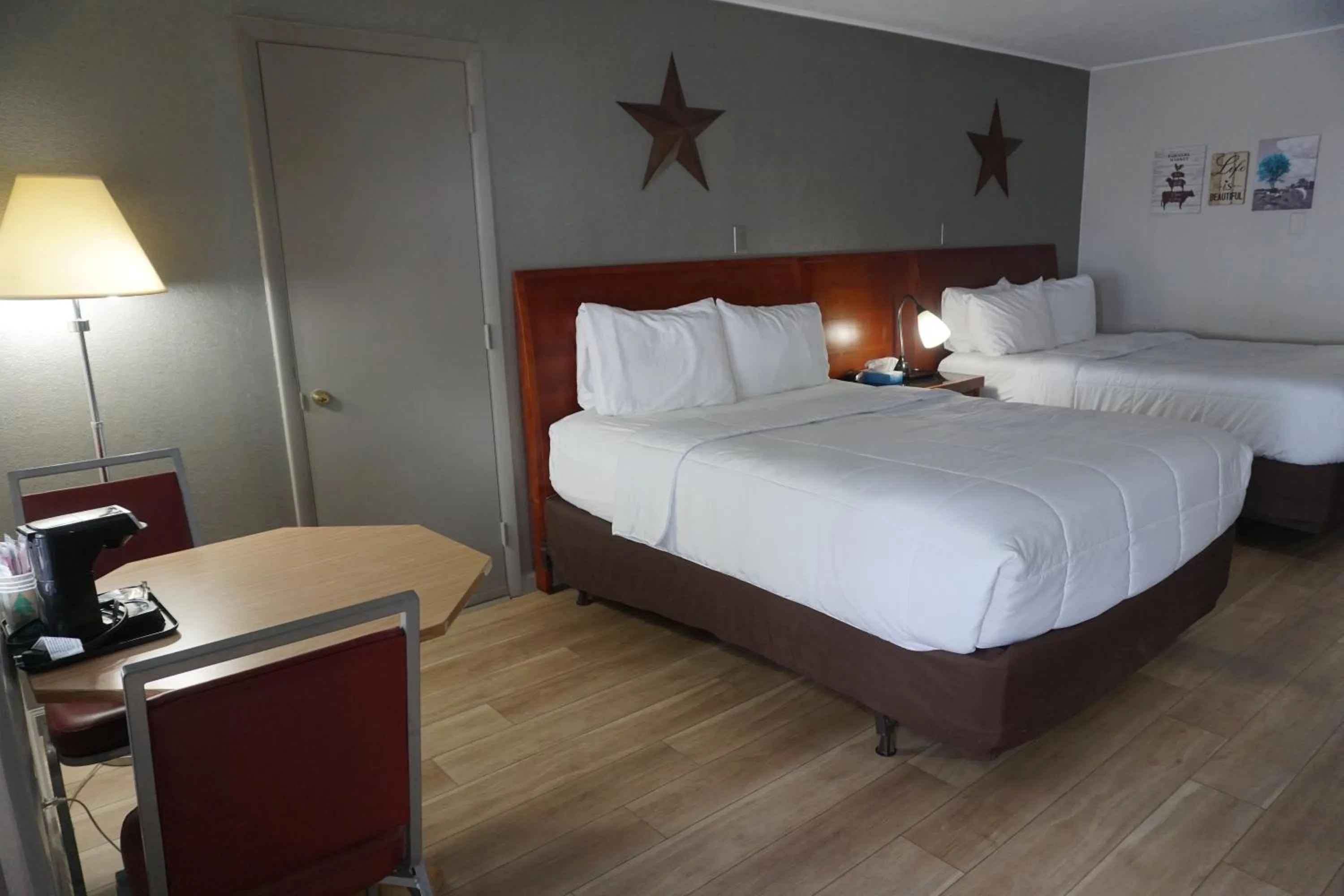 Bed in Harvest Drive Family Inn - Renovated Rooms