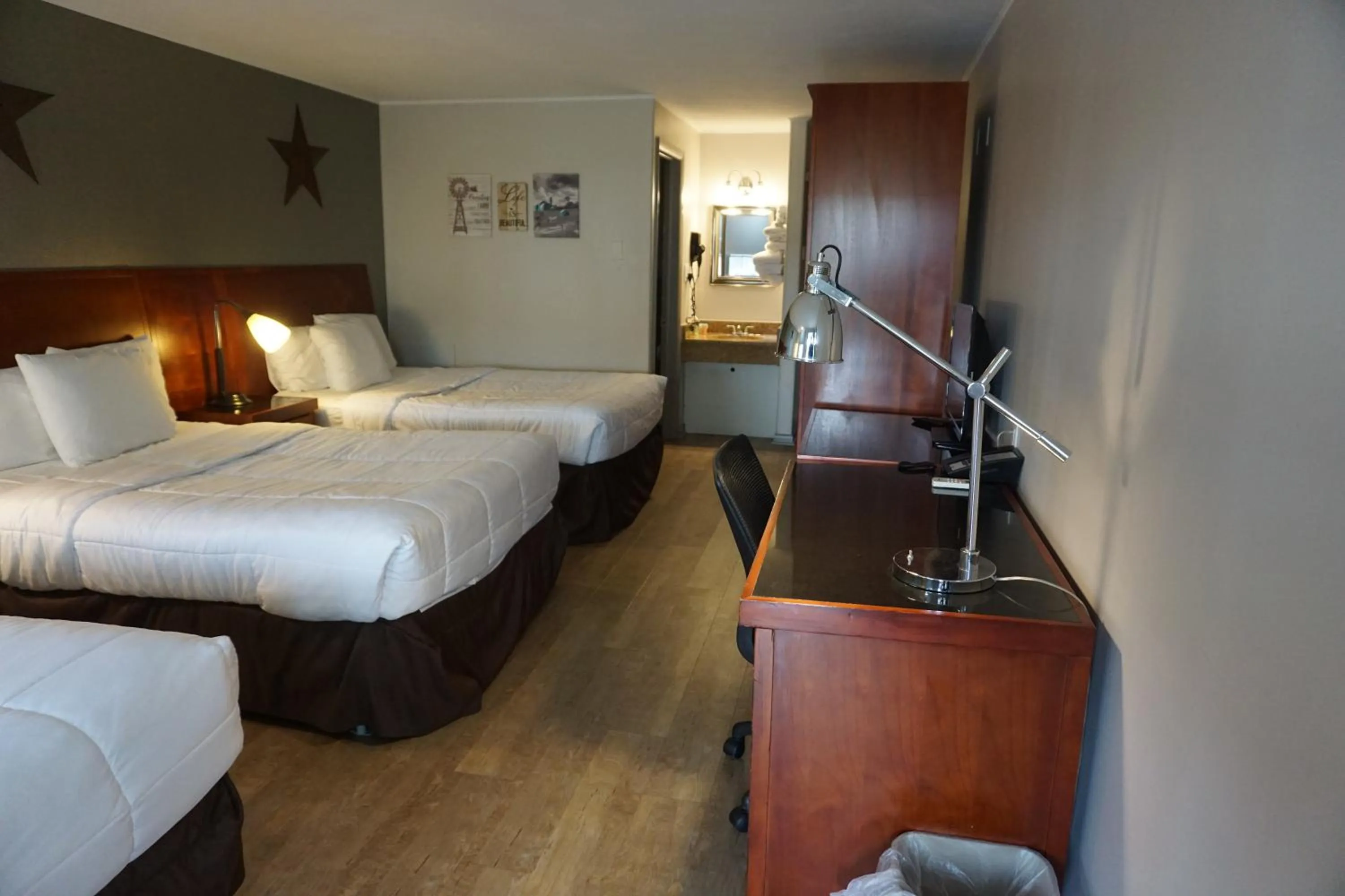 Photo of the whole room, Bed in Harvest Drive Family Inn - Renovated Rooms