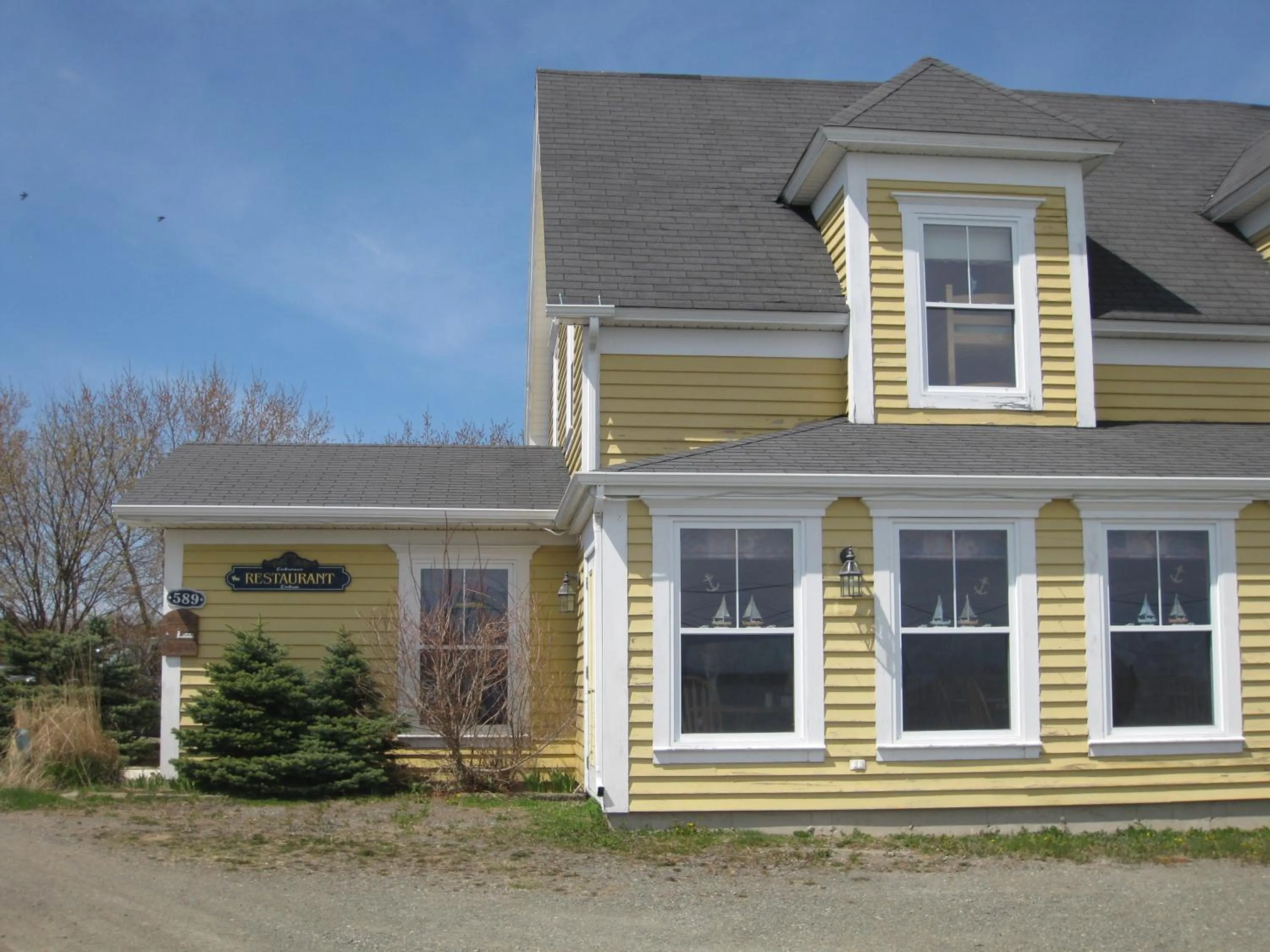 Facade/entrance in Auberge Vue d'la Dune - Dune View Inn