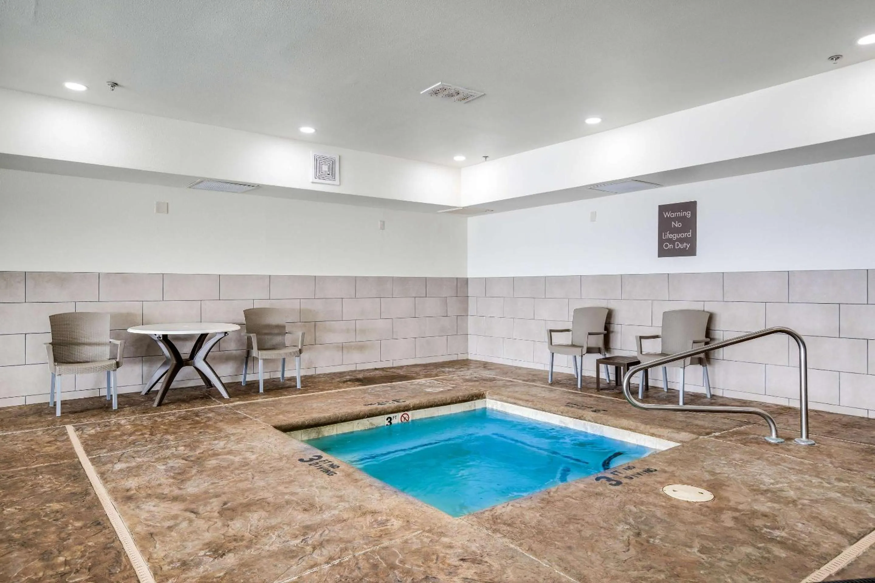 Swimming pool in Comfort Inn Bonner Springs Kansas City