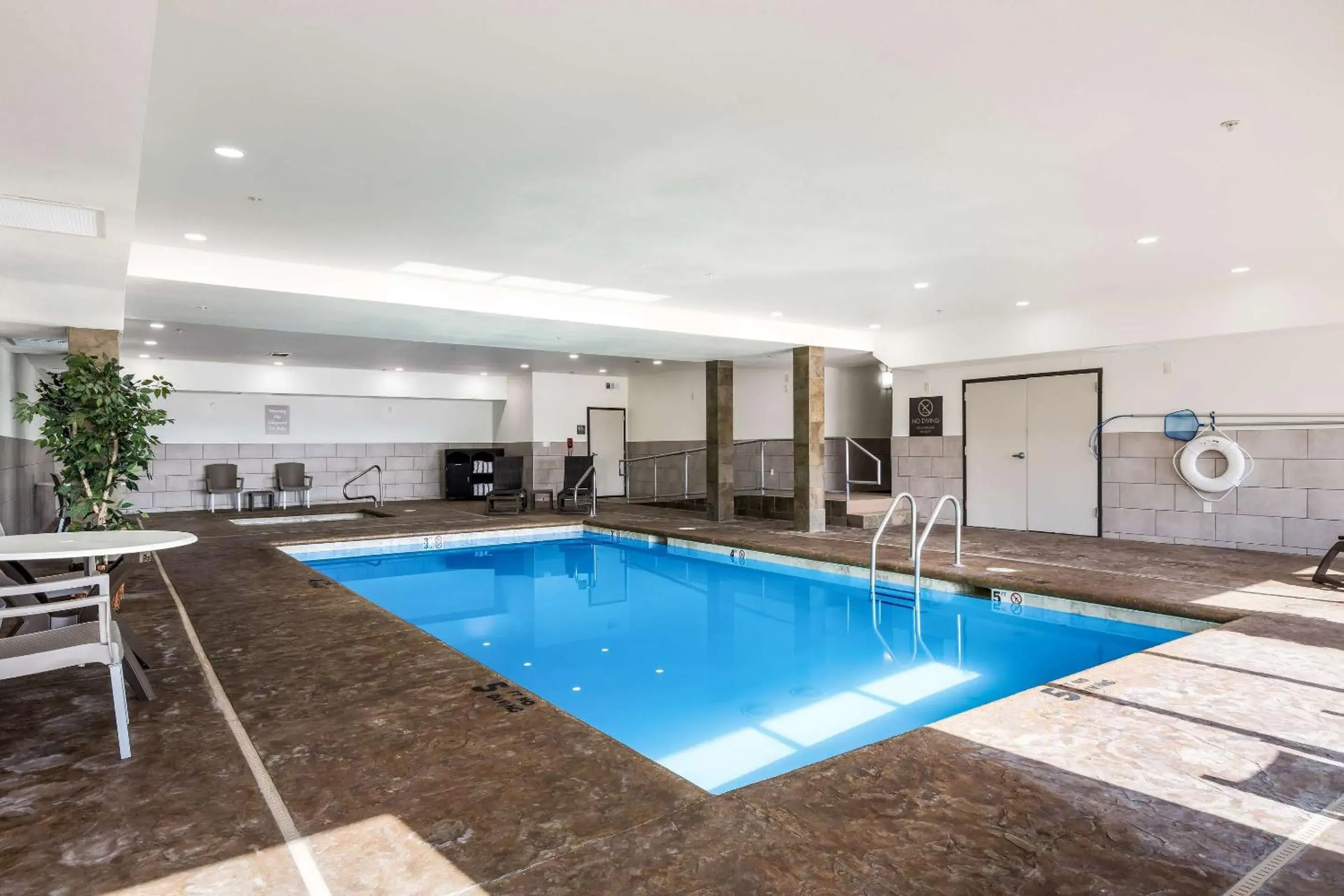 Swimming pool in Comfort Inn Bonner Springs Kansas City Swimming pool in Comfort Inn Bonner Springs Kansas City