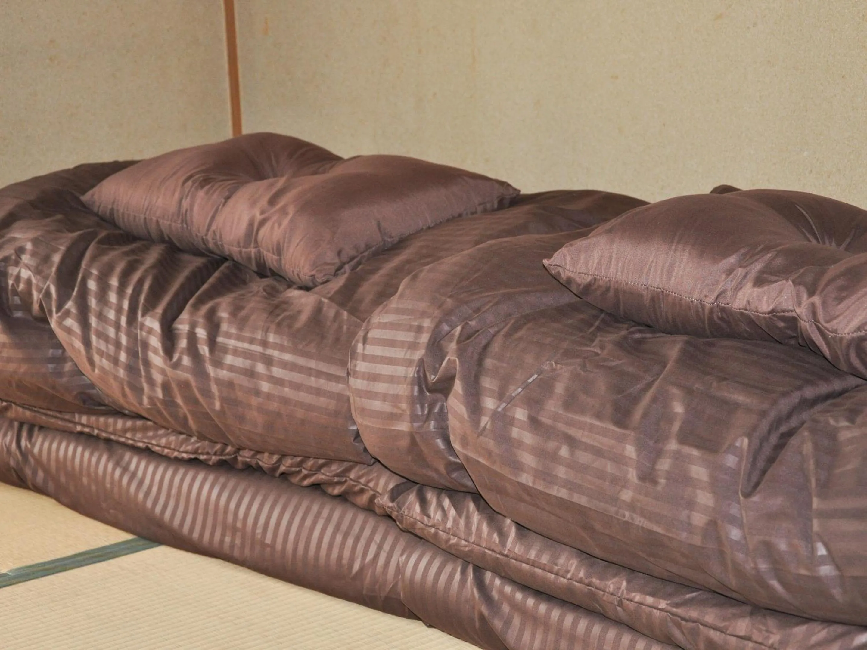 Photo of the whole room, Bed in Tuktuk House