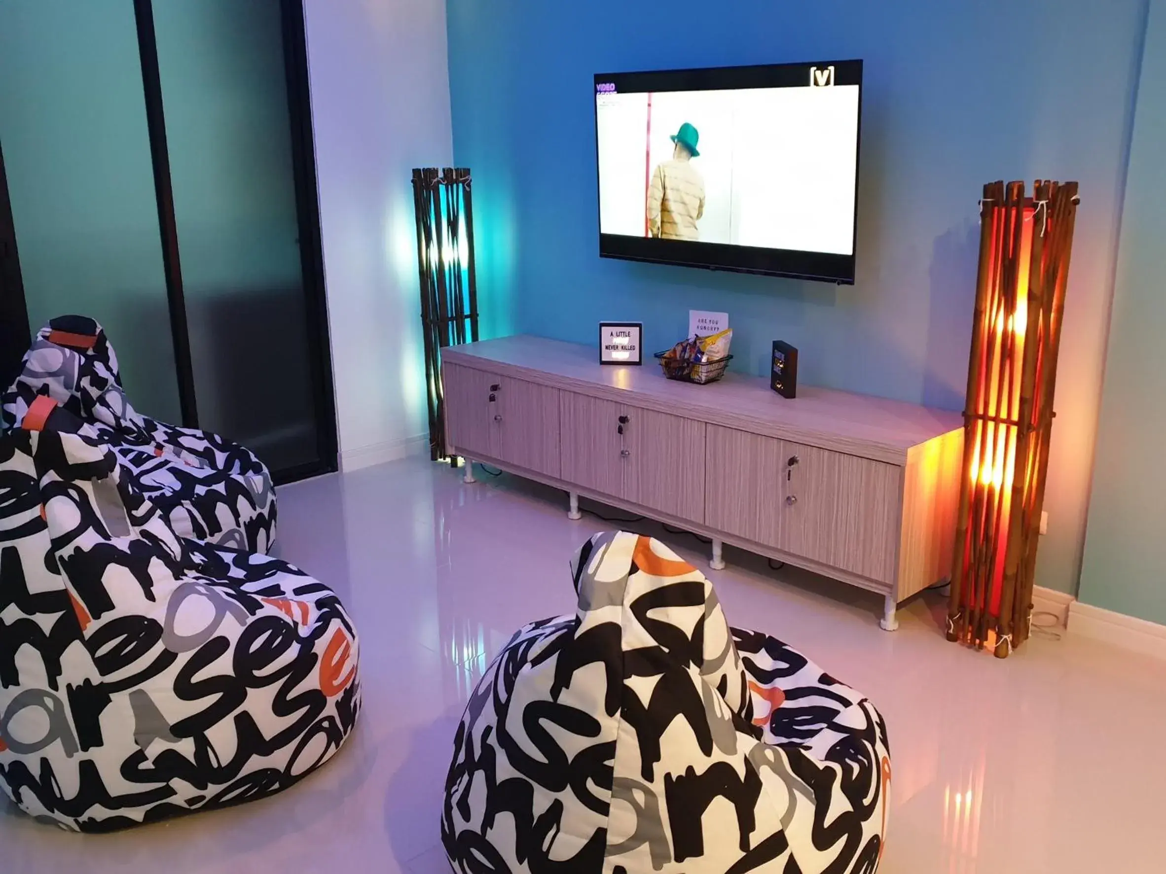 Communal lounge/ TV room, Bed in T2 Jomtien Pattaya Communal lounge/ TV room, Bed in T2 Jomtien Pattaya