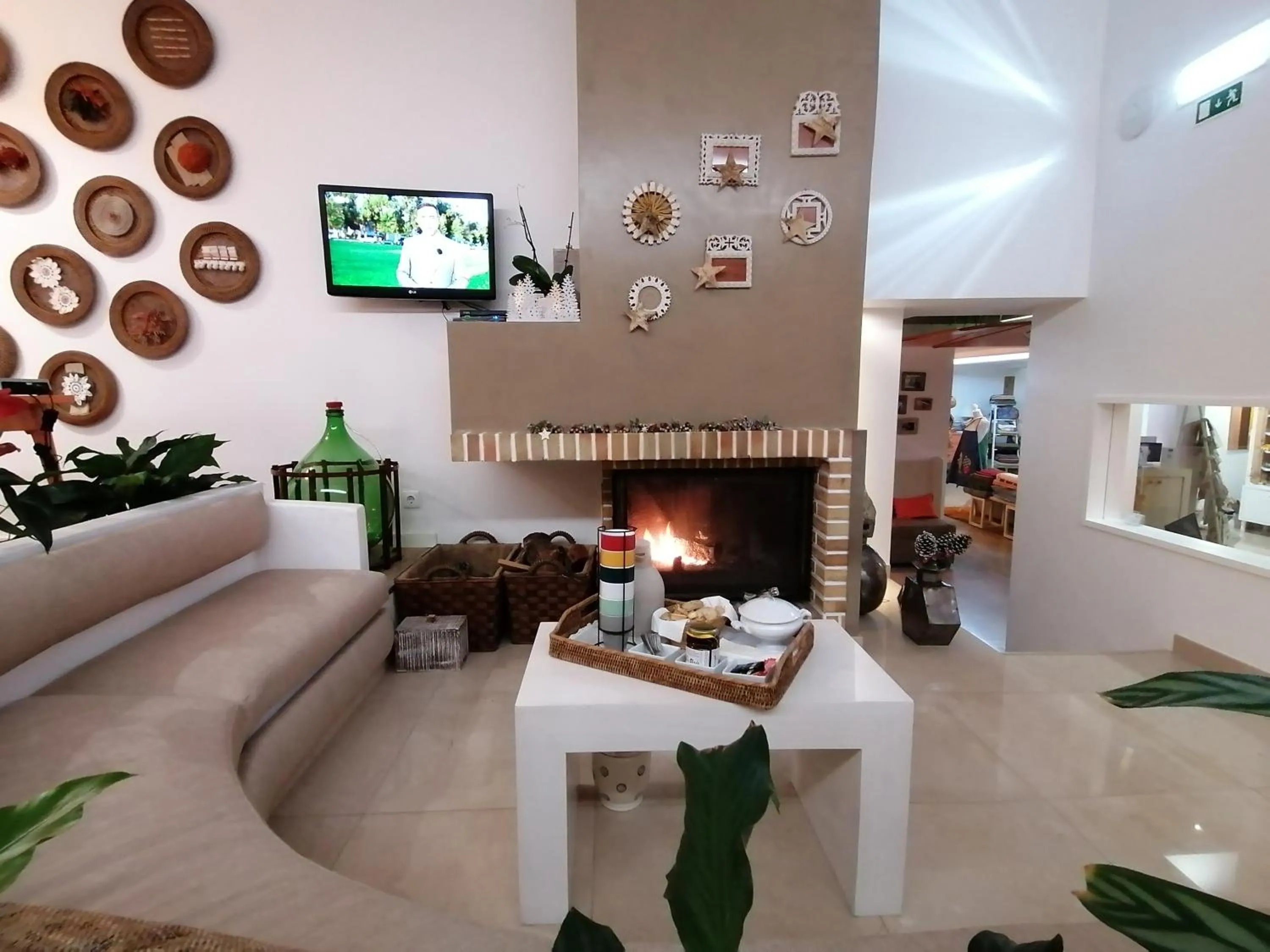 Communal lounge/ TV room in Boutique Hotel Casa do Outeiro - Arts & Crafts