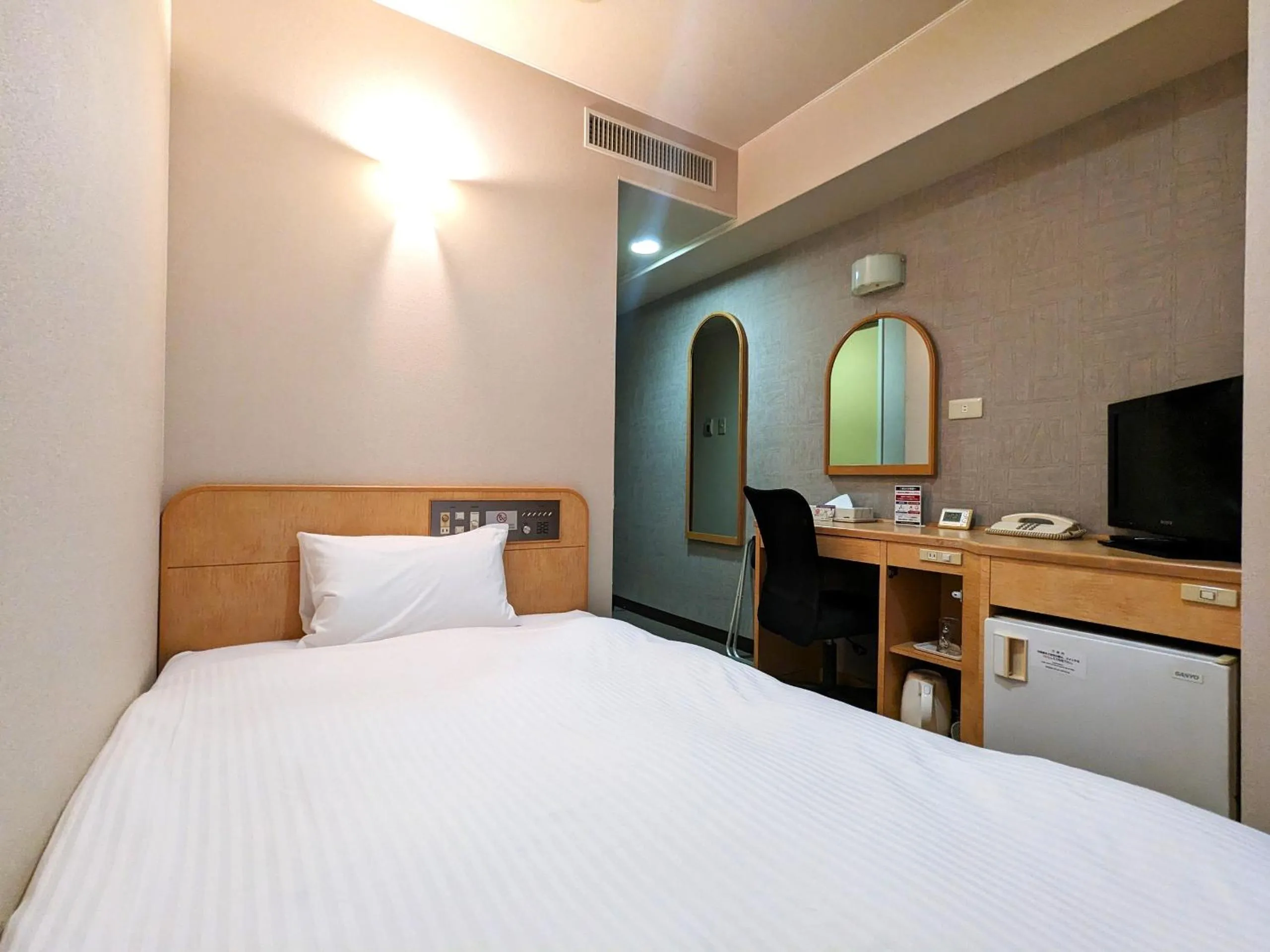 Photo of the whole room, Bed in Kenchomae Green Hotel