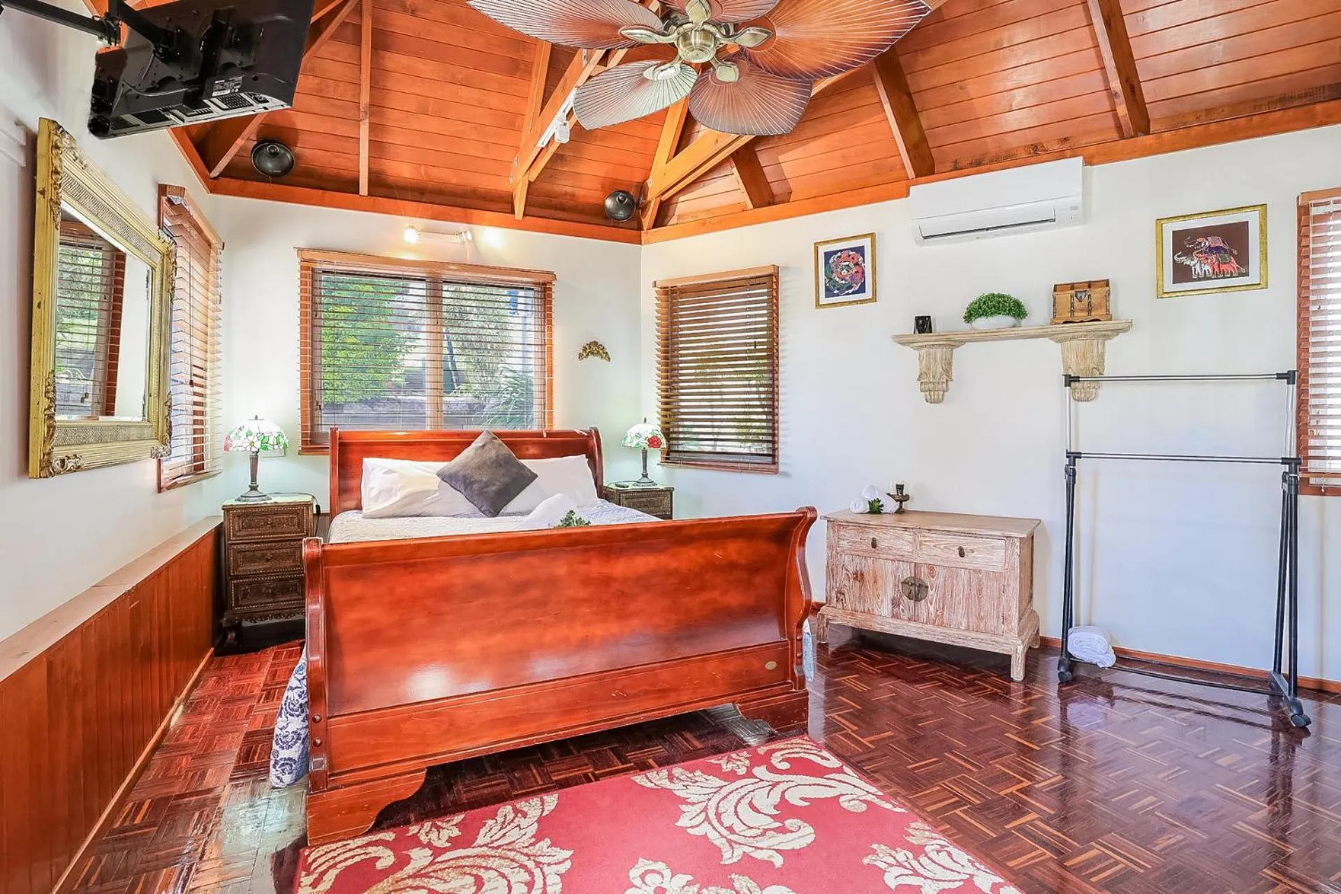 Bed in 1770 Sovereign Lodge Retreat