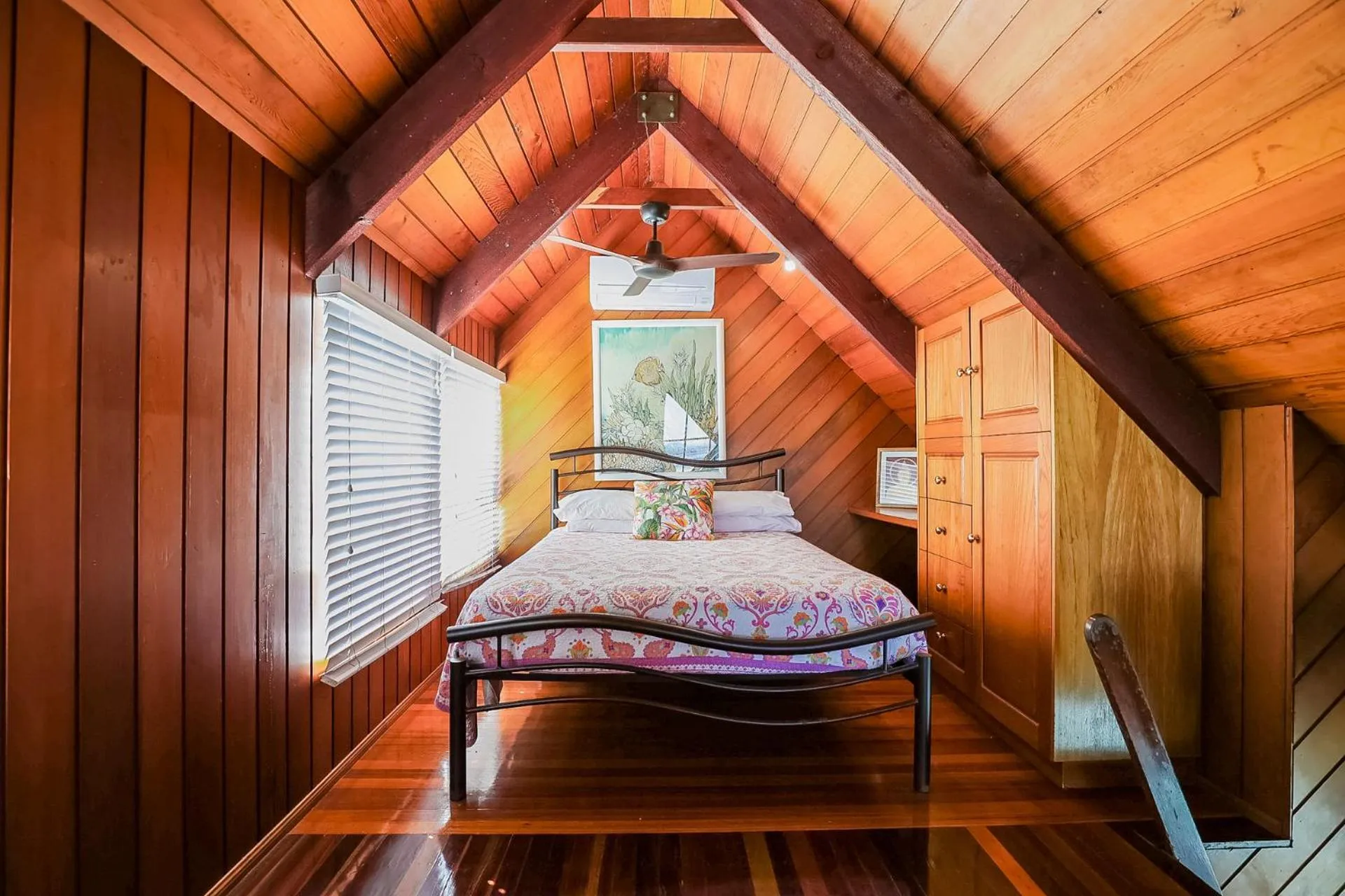 Bed in 1770 Sovereign Lodge Retreat