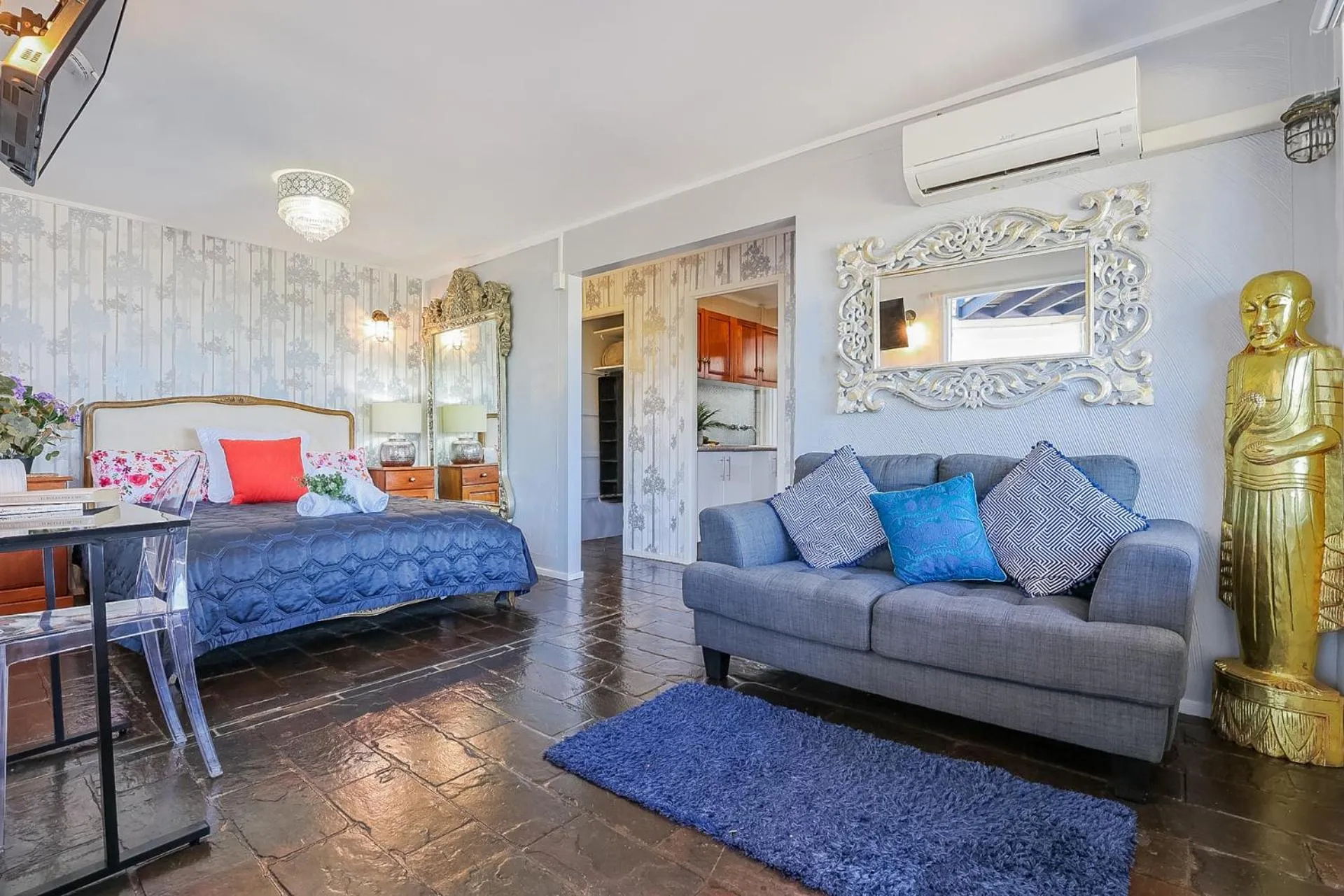 Photo of the whole room in 1770 Sovereign Lodge Retreat