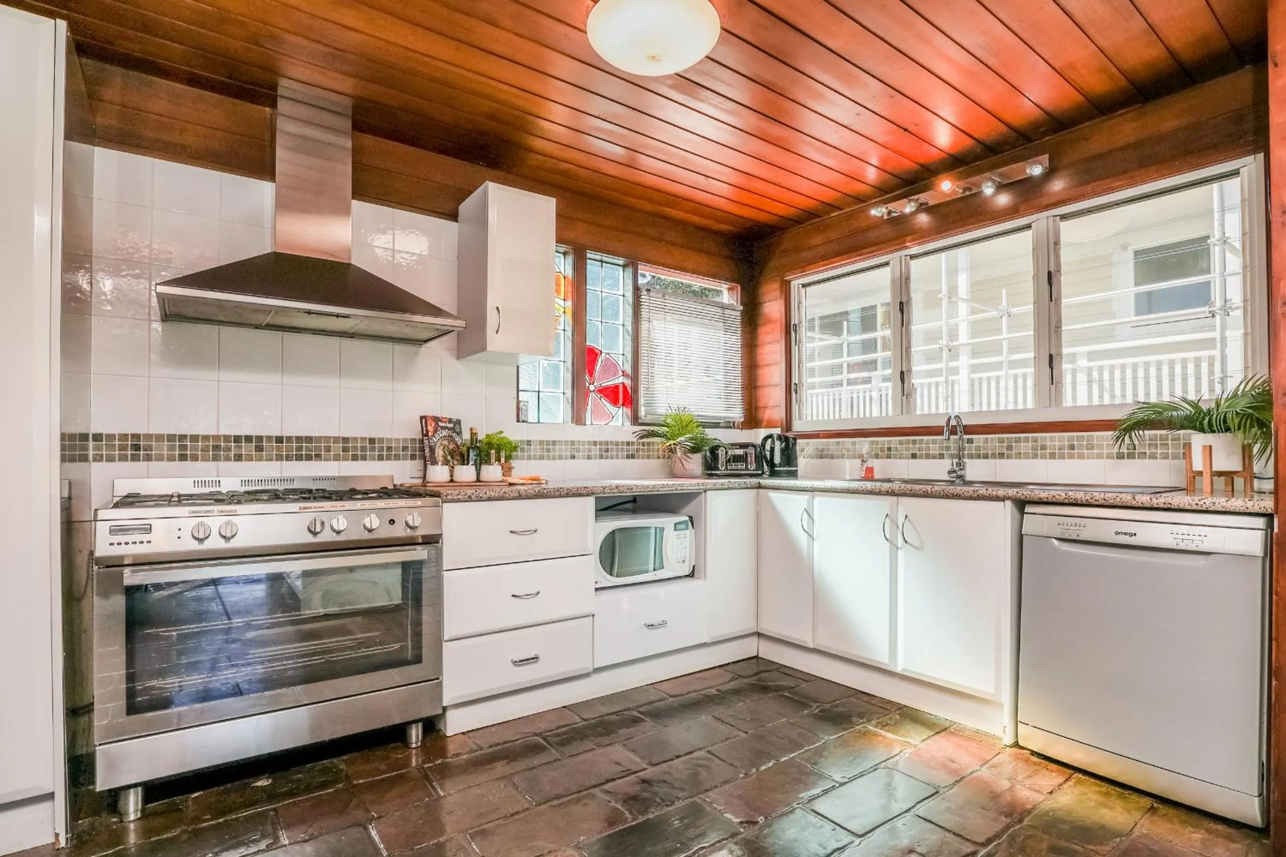 Kitchen or kitchenette in 1770 Sovereign Lodge Retreat