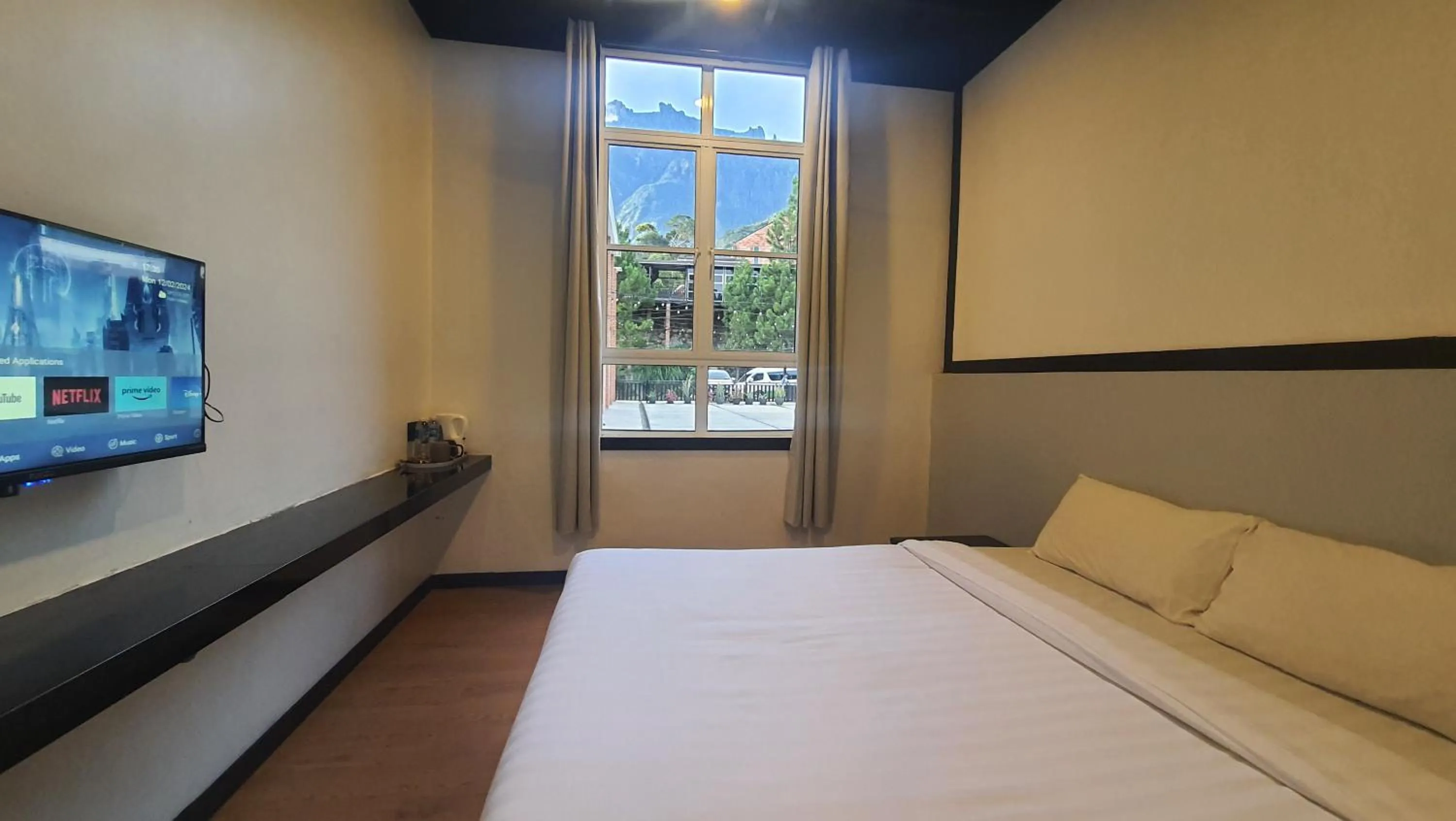 Mountain view, Bed in H Benjamin Residence