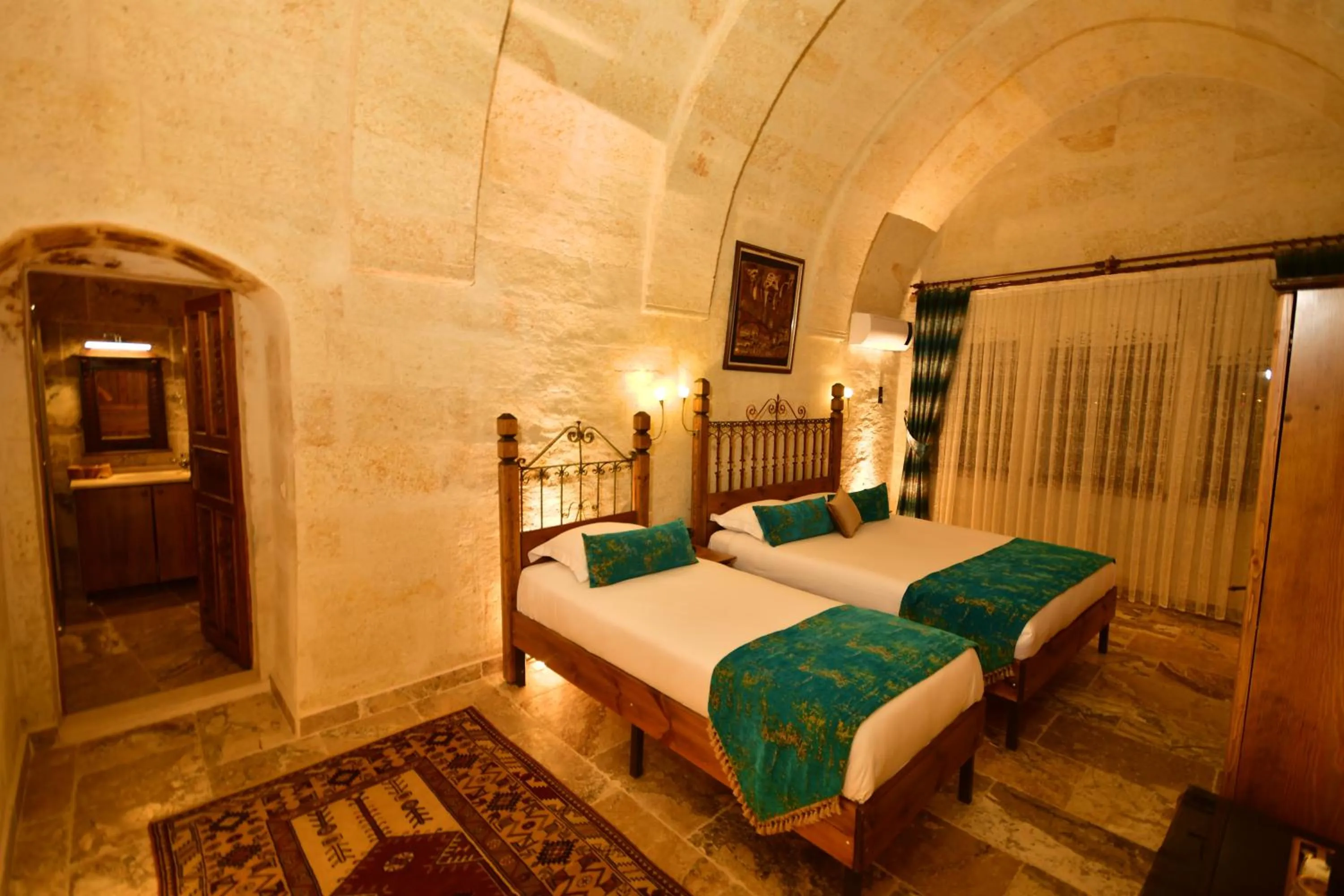 Bed in NOSTALJİ CAVE SUİT HOTEL