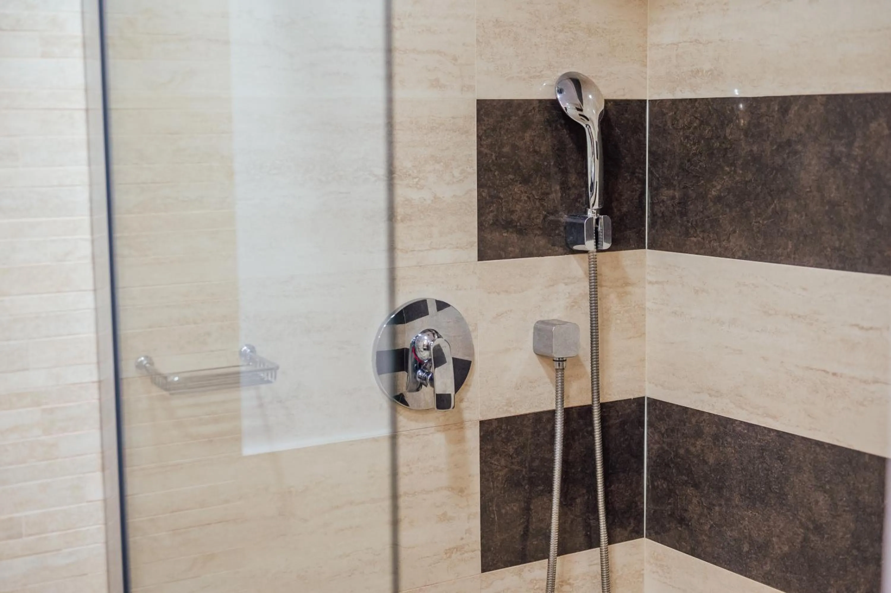 Shower in L`Art Hotel Carei