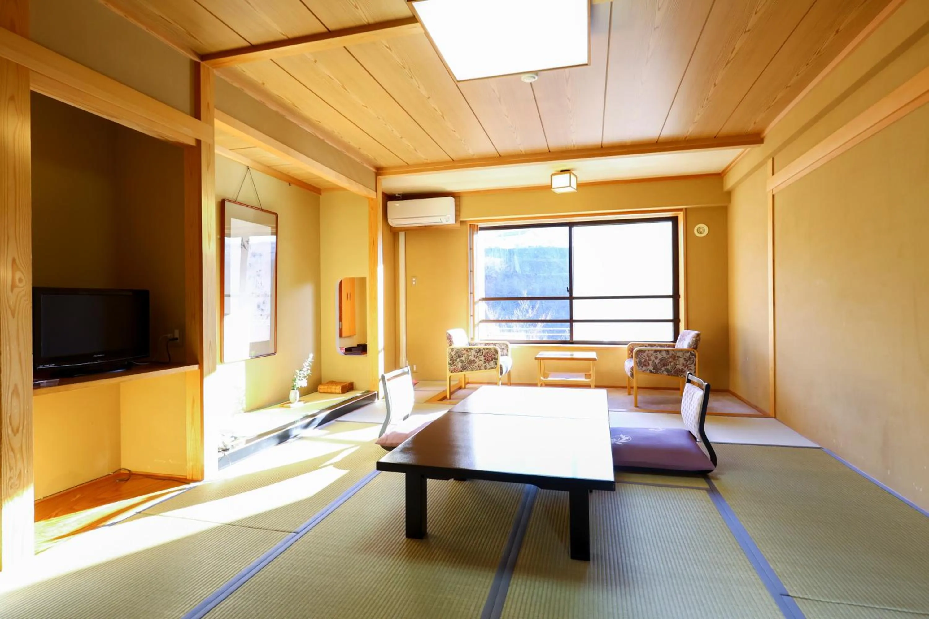 Photo of the whole room in Shibu Hotel