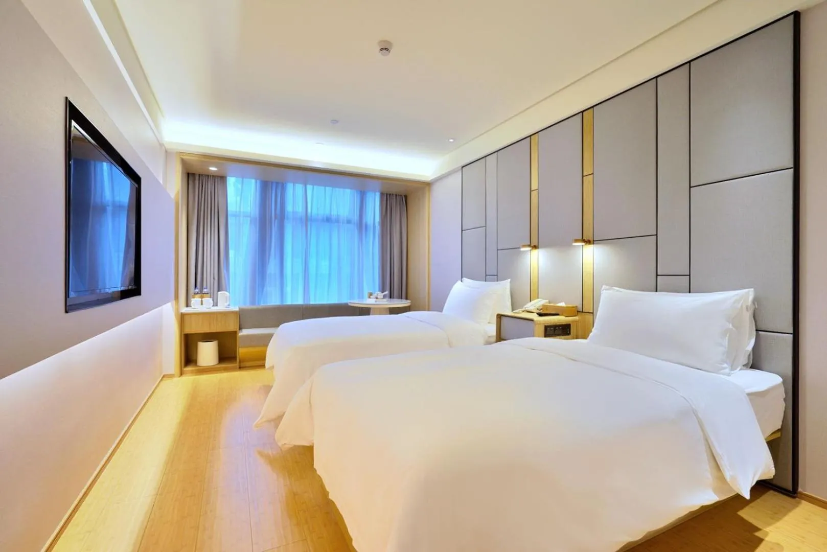 Photo of the whole room, Bed in JI Hotel Hangzhou Qianjiang Century City