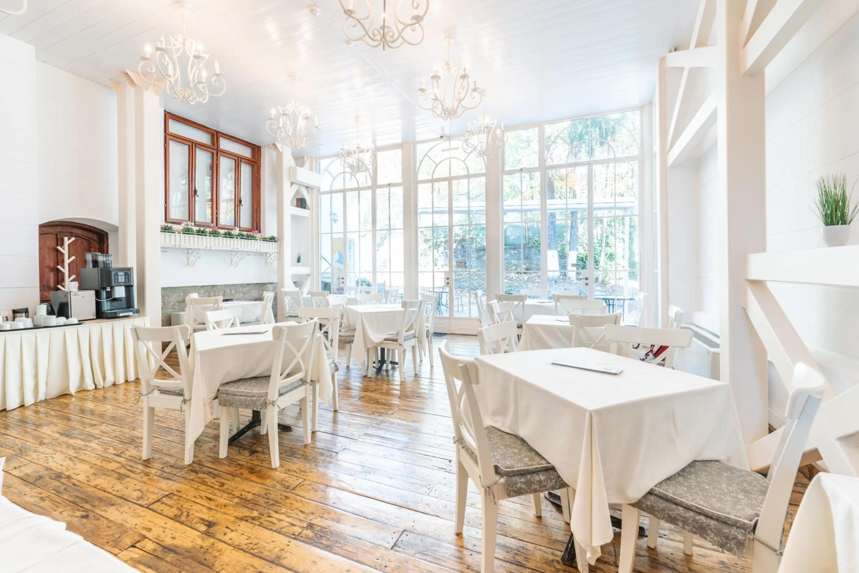 Restaurant/places to eat in Vila Camelia