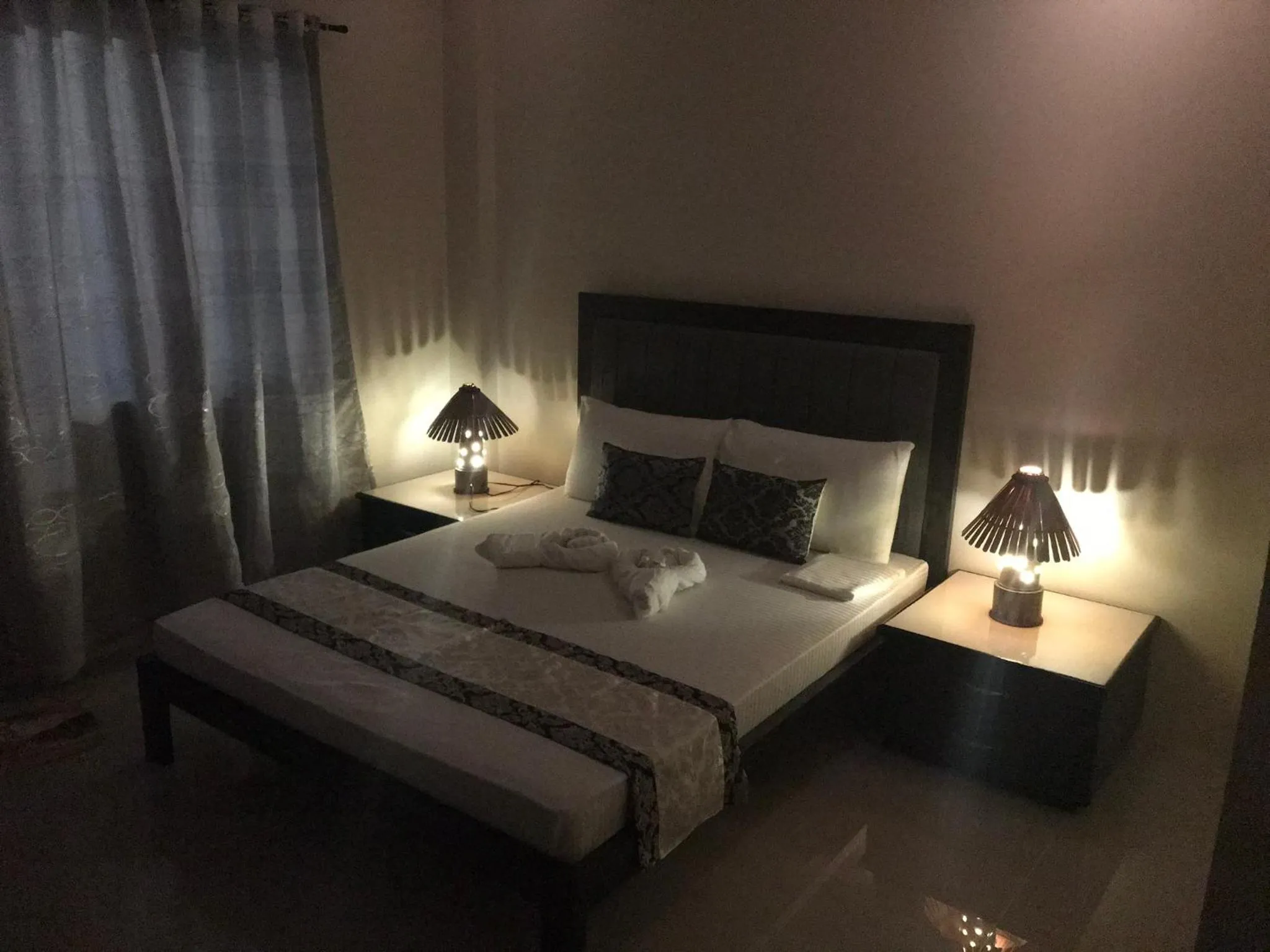 Bed in Avila's Horizon Dive Resort Malapascua