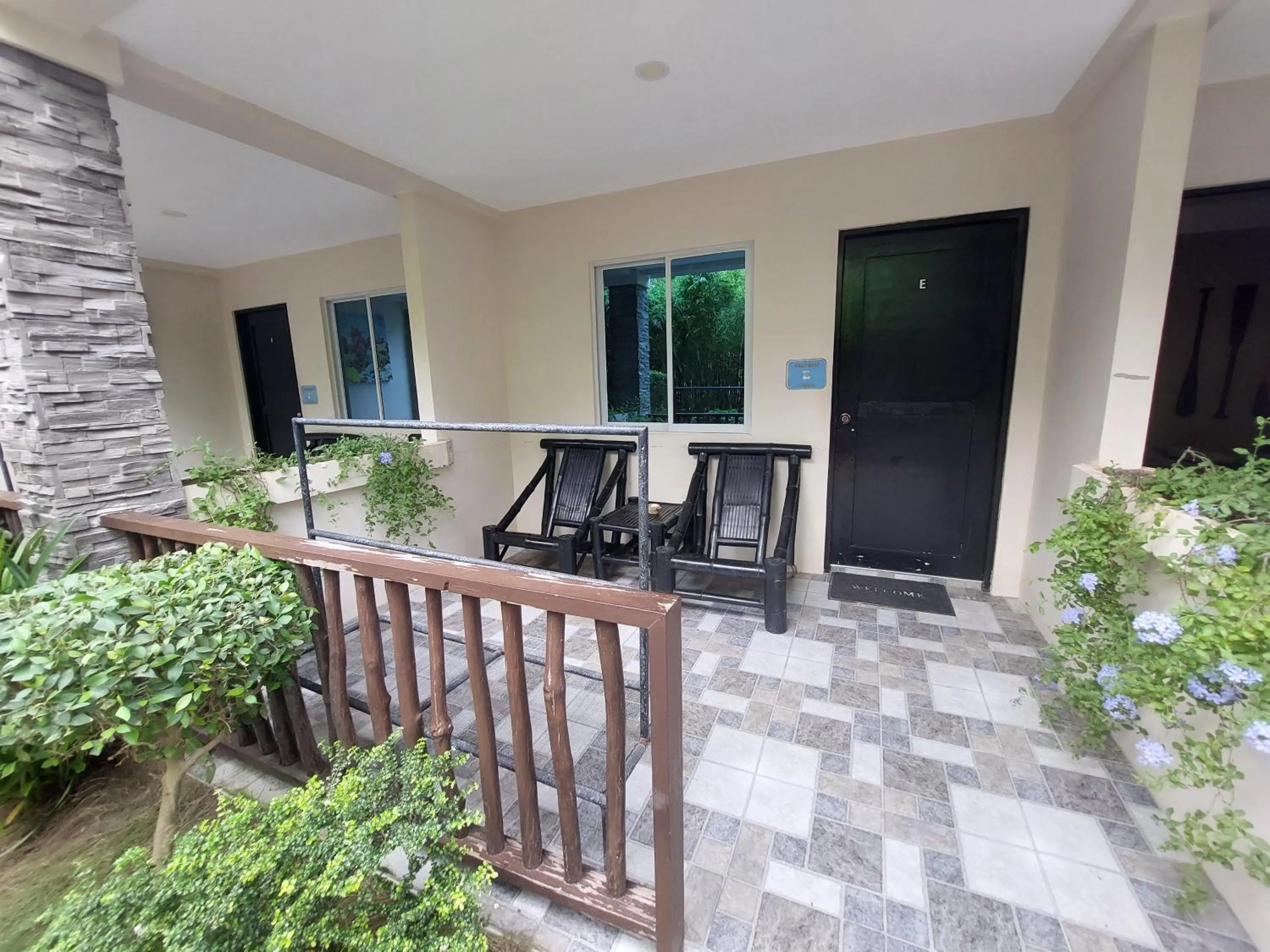 Seating area in Avila's Horizon Dive Resort Malapascua