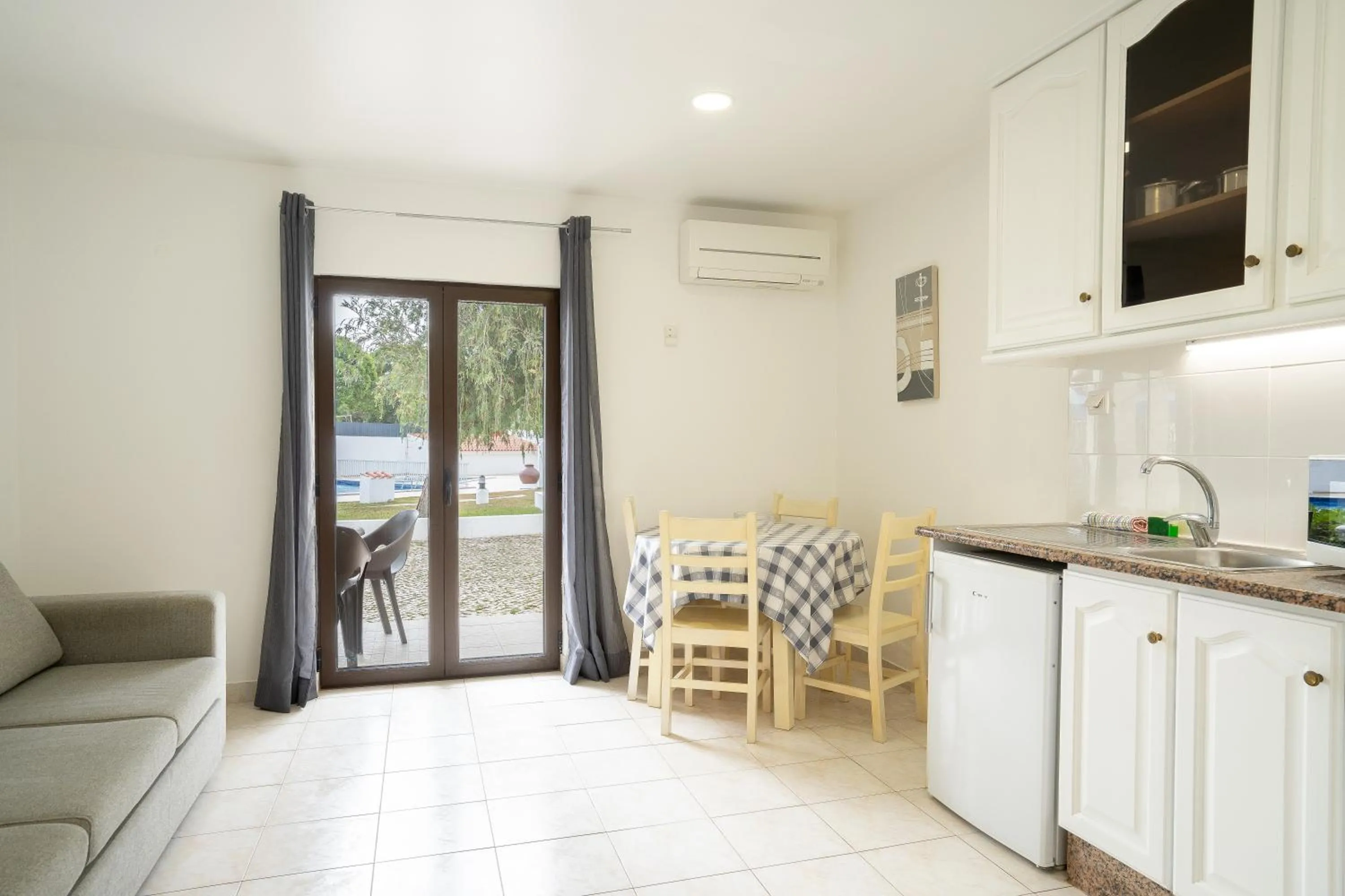 Kitchen or kitchenette in Apartamentos Vale de Carros by Umbral