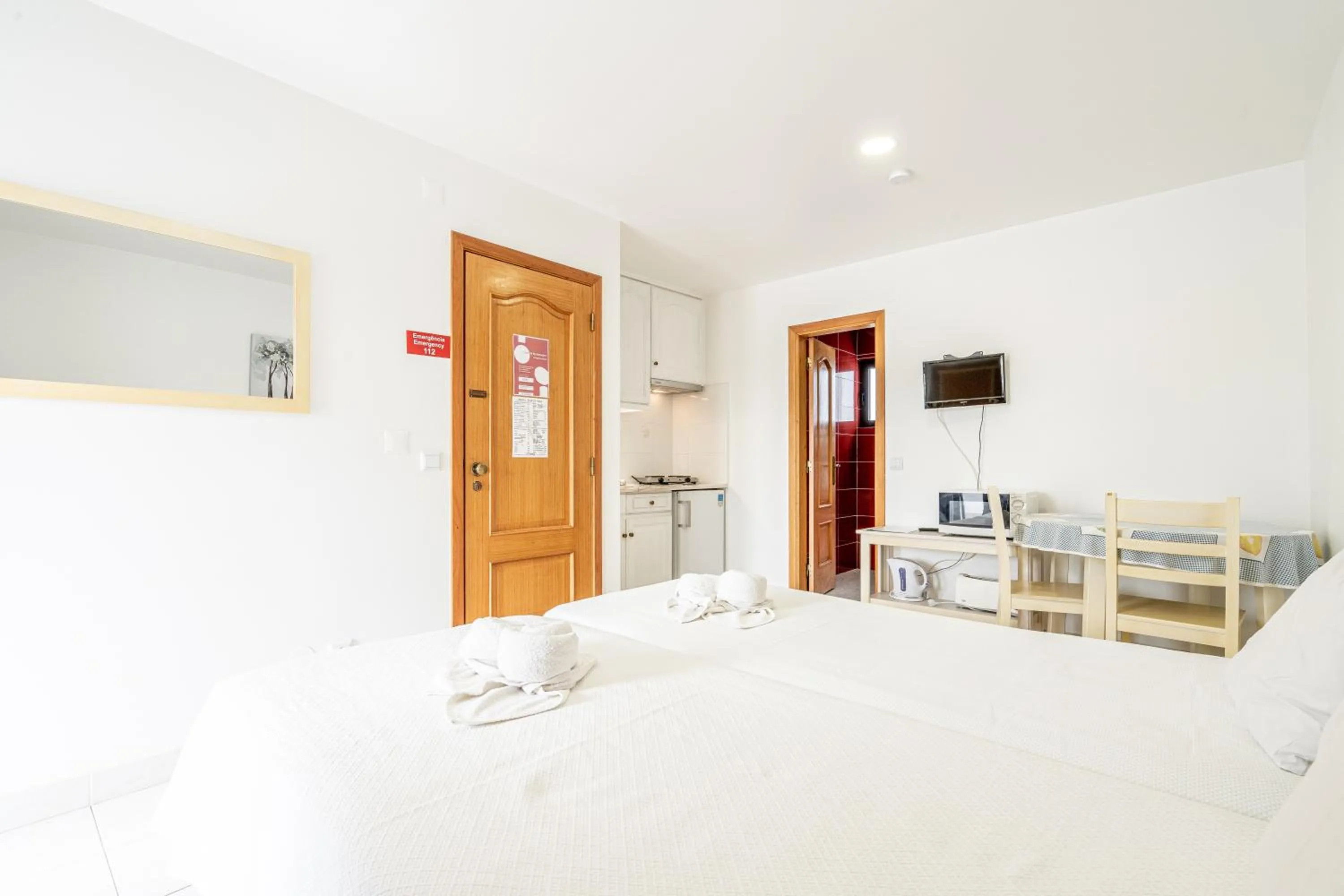 TV and multimedia, Bed in Apartamentos Vale de Carros by Umbral