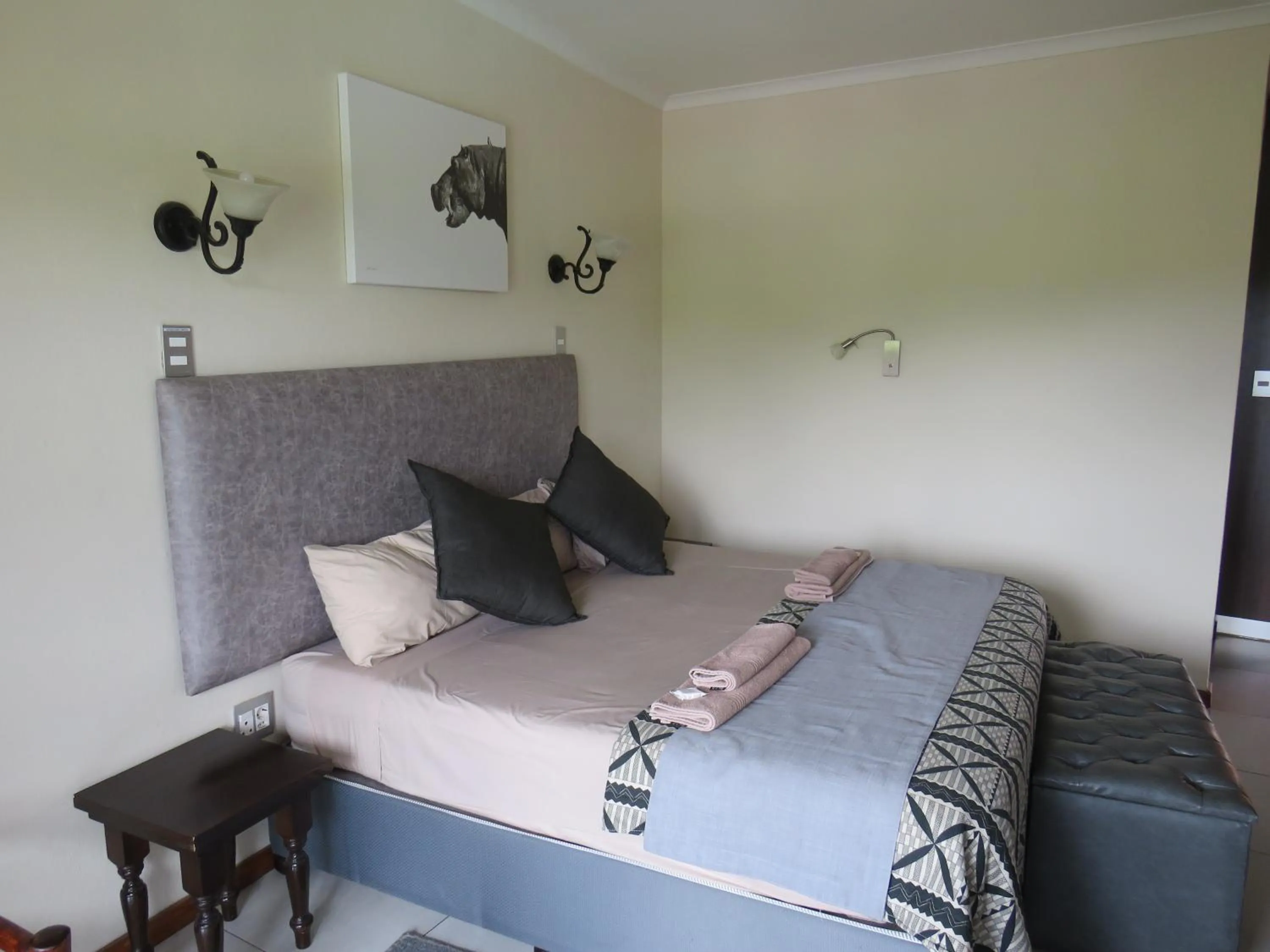 Bedroom, Bed in Riverview Inn