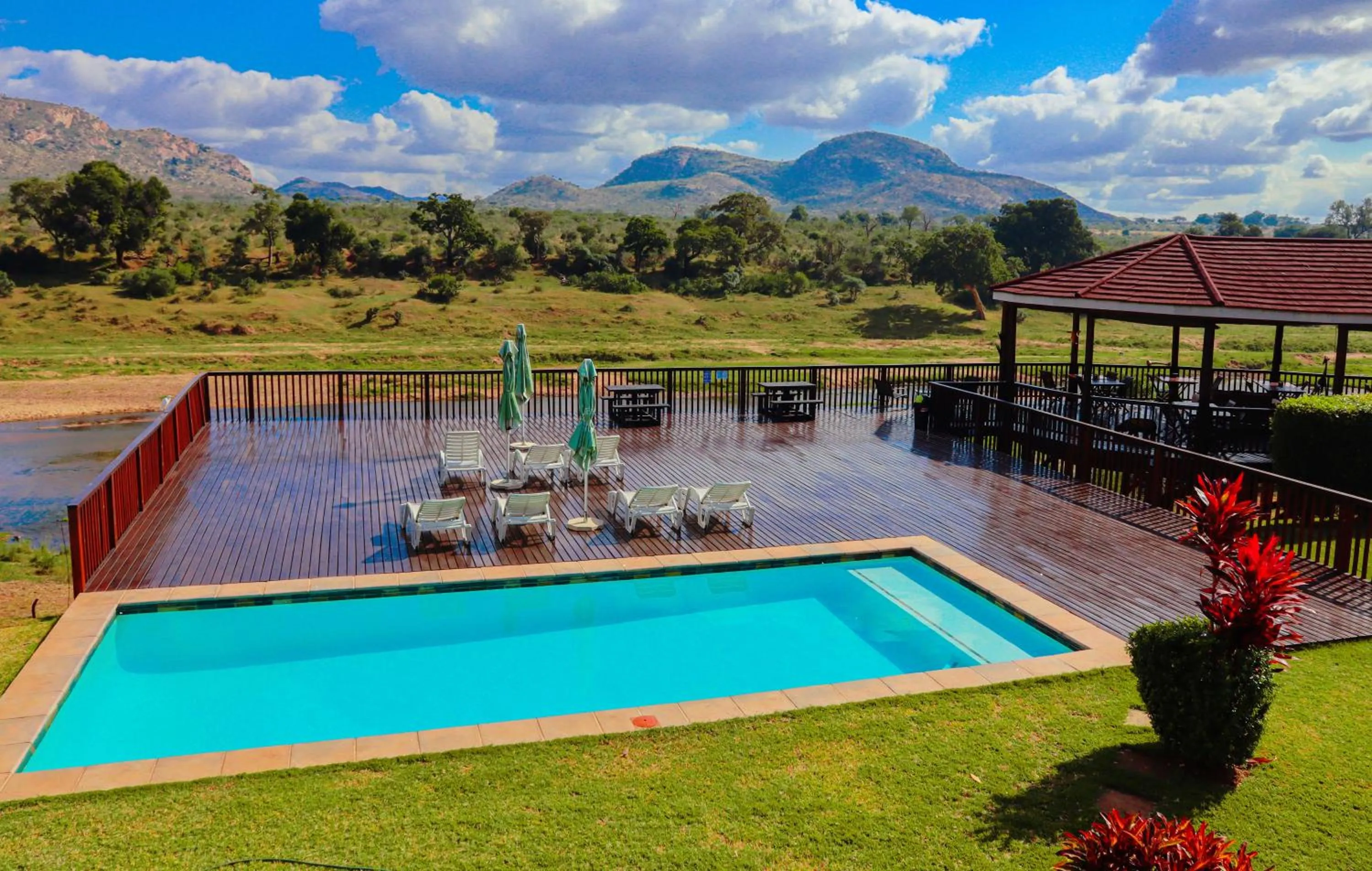 Swimming pool in Riverview Inn