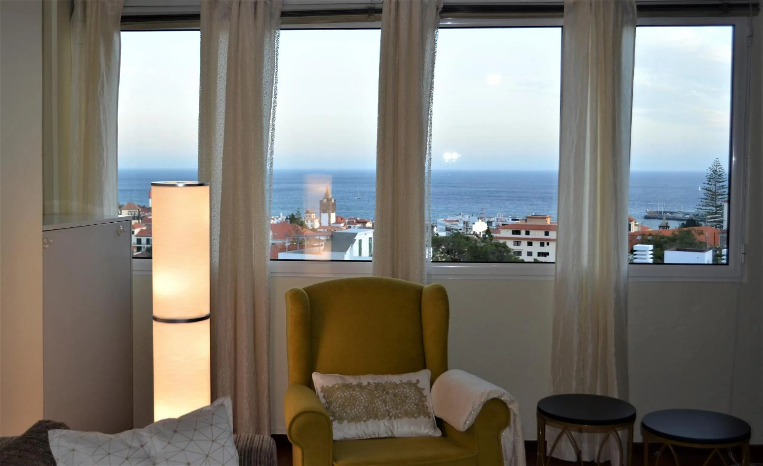 Communal lounge/ TV room in Funchal Window by Homie