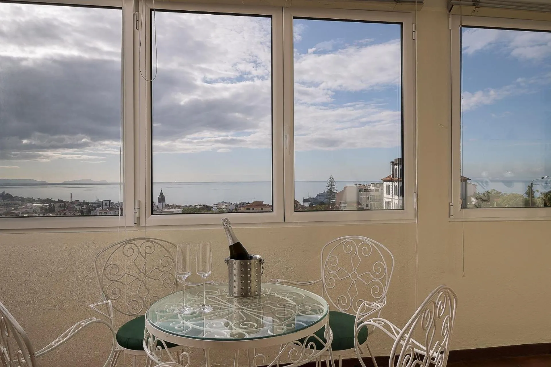 Communal lounge/ TV room in Funchal Window by Homie