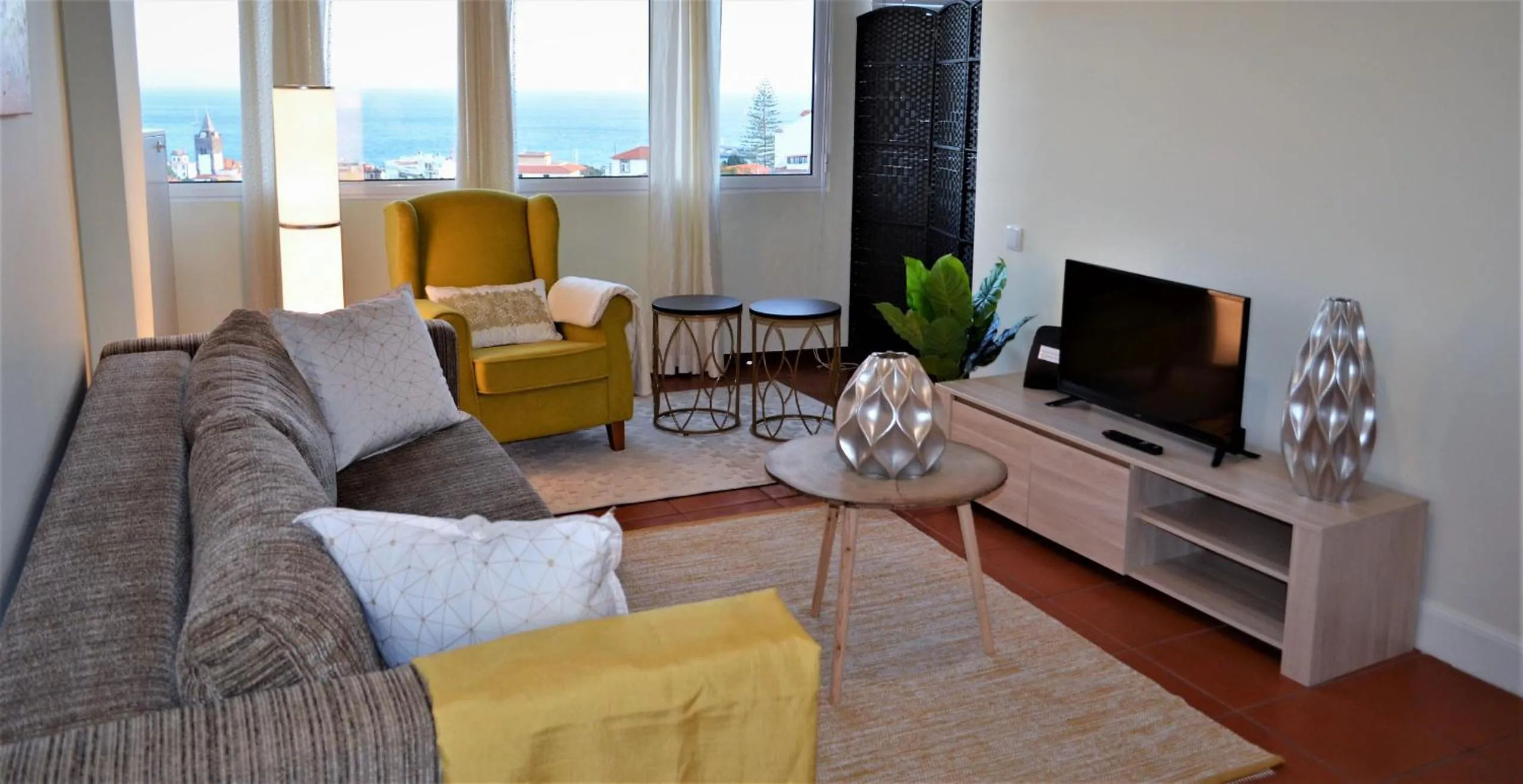 Communal lounge/ TV room in Funchal Window by Homie