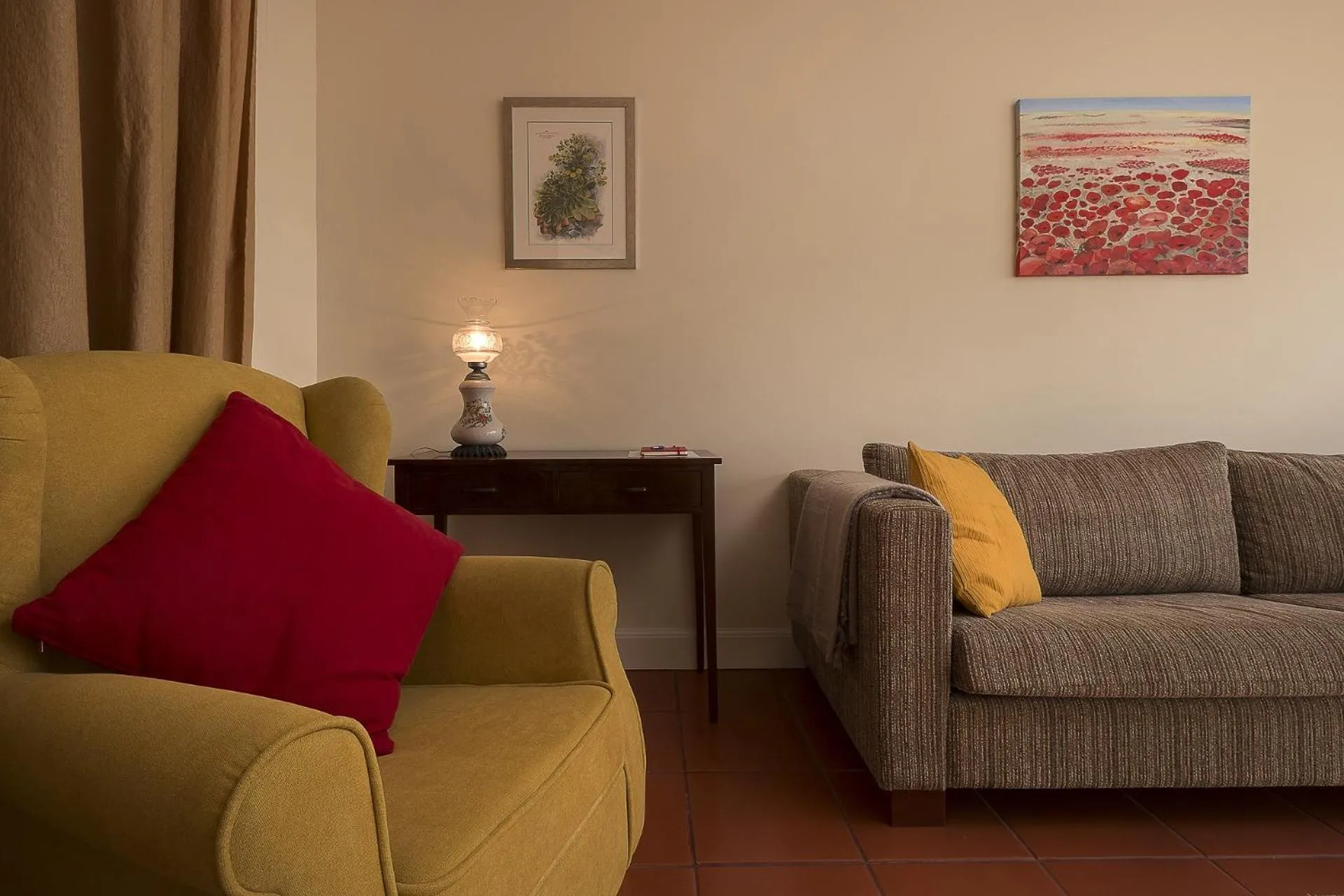 Communal lounge/ TV room in Funchal Window by Homie
