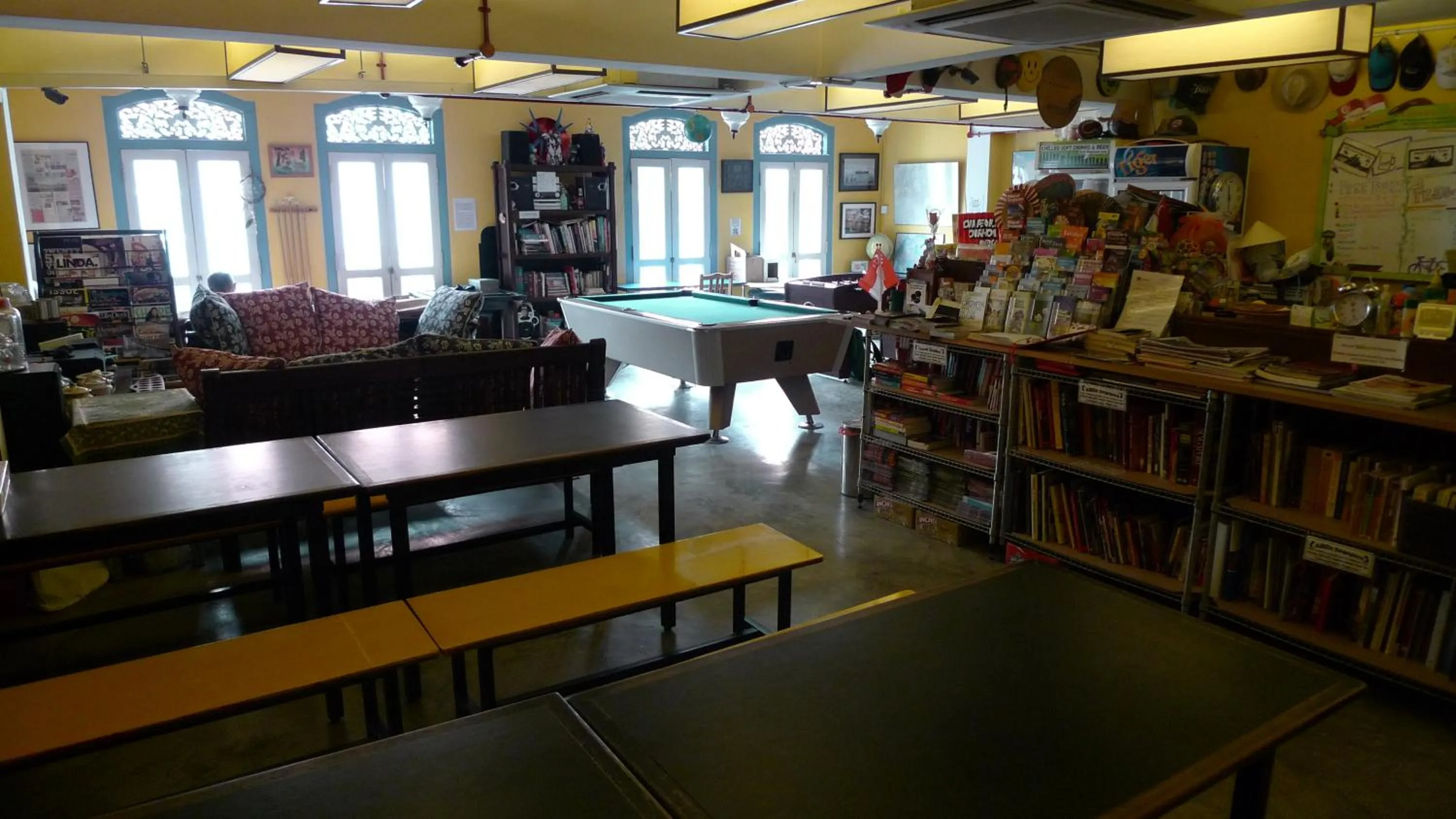 Communal lounge/ TV room in Betel Box Backpackers Hostel