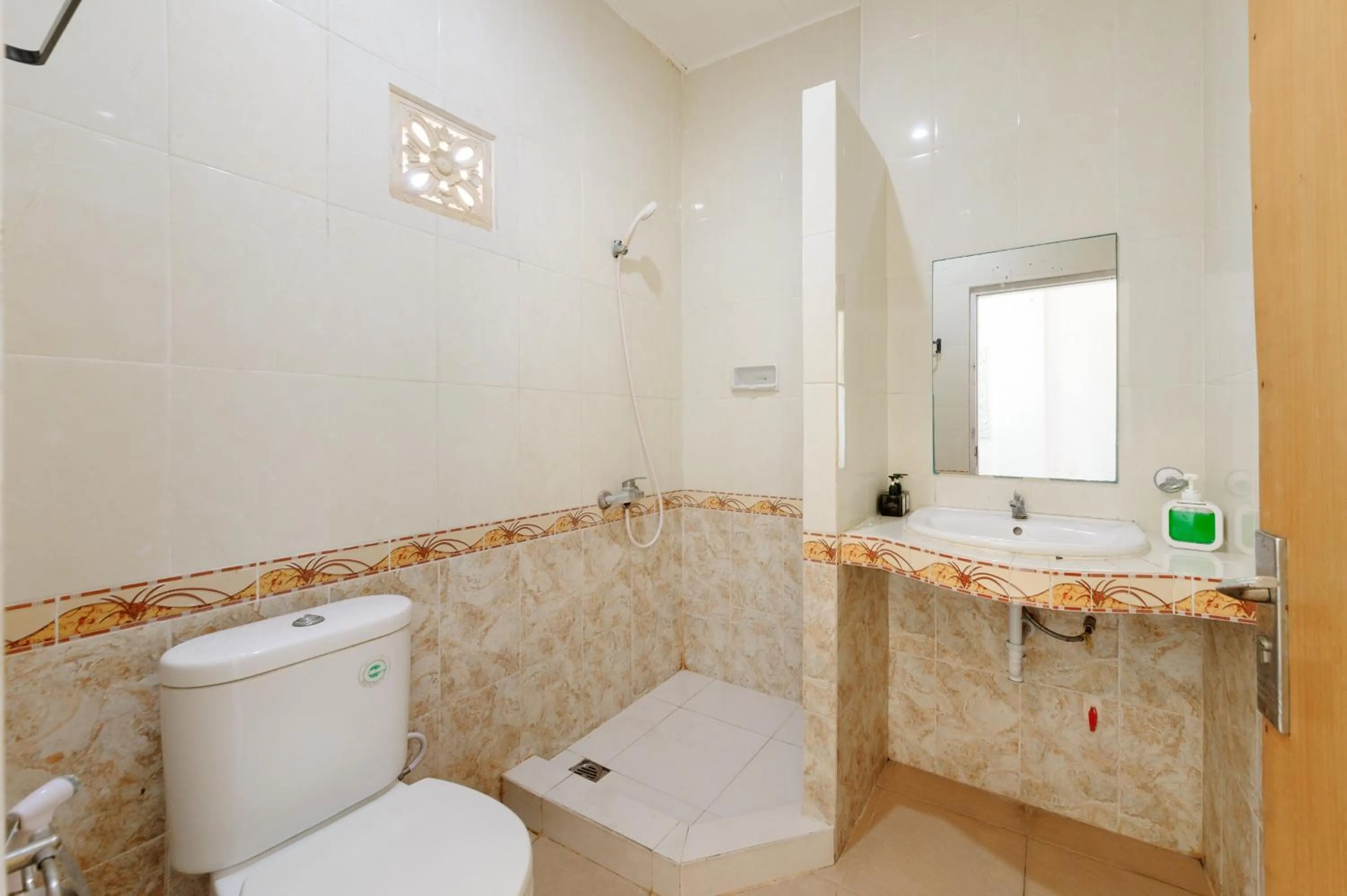 Bathroom in Urbanview Hotel Rasa Sayang Inn Tanjung Benoa Bali