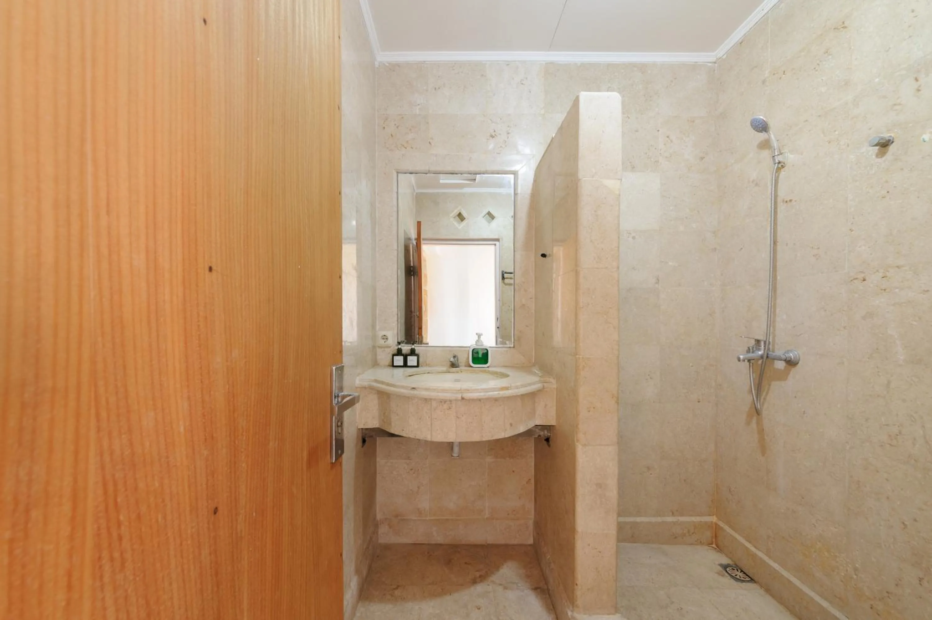 Bathroom in Urbanview Hotel Rasa Sayang Inn Tanjung Benoa Bali