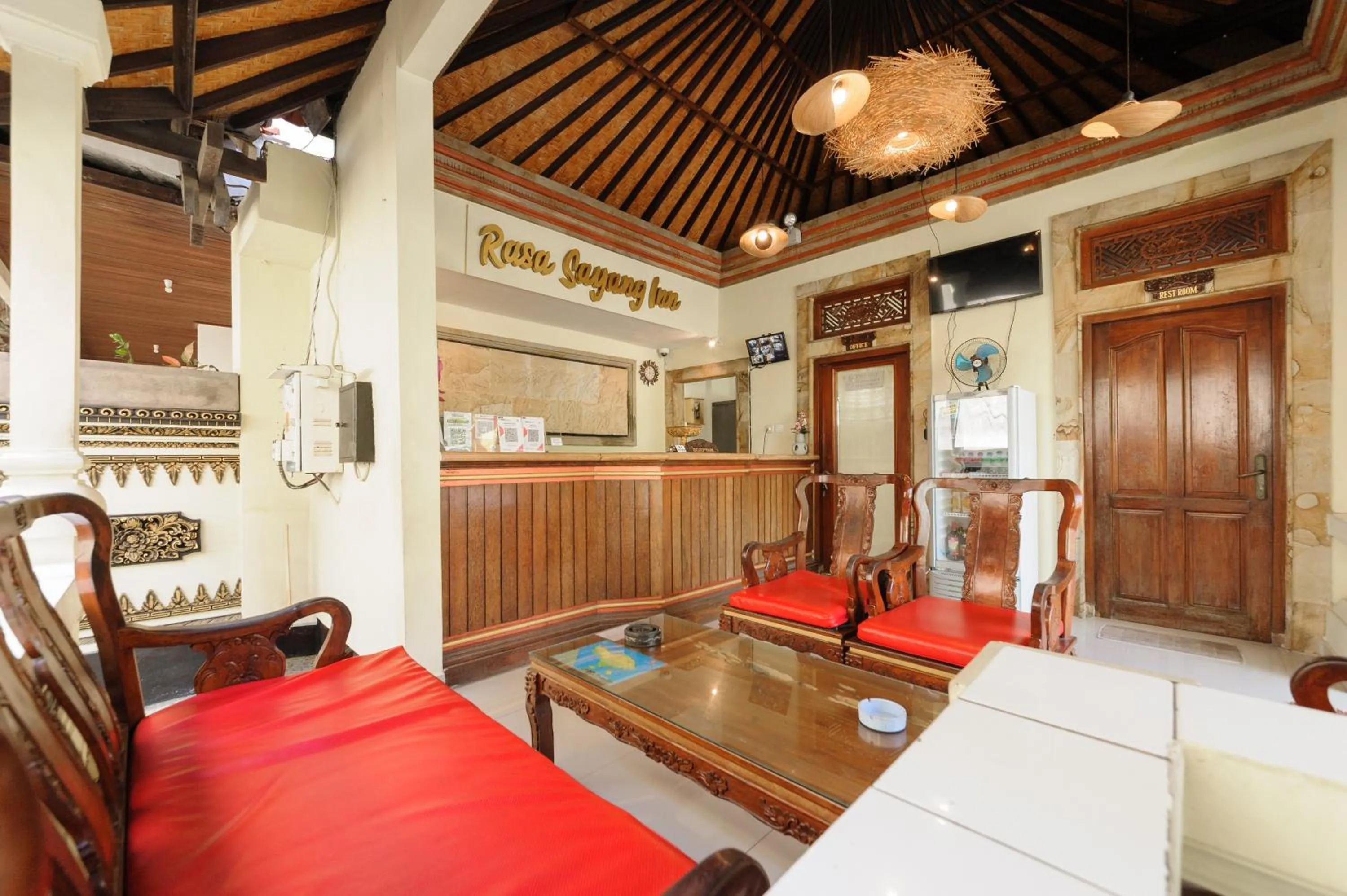 Seating area in Urbanview Hotel Rasa Sayang Inn Tanjung Benoa Bali