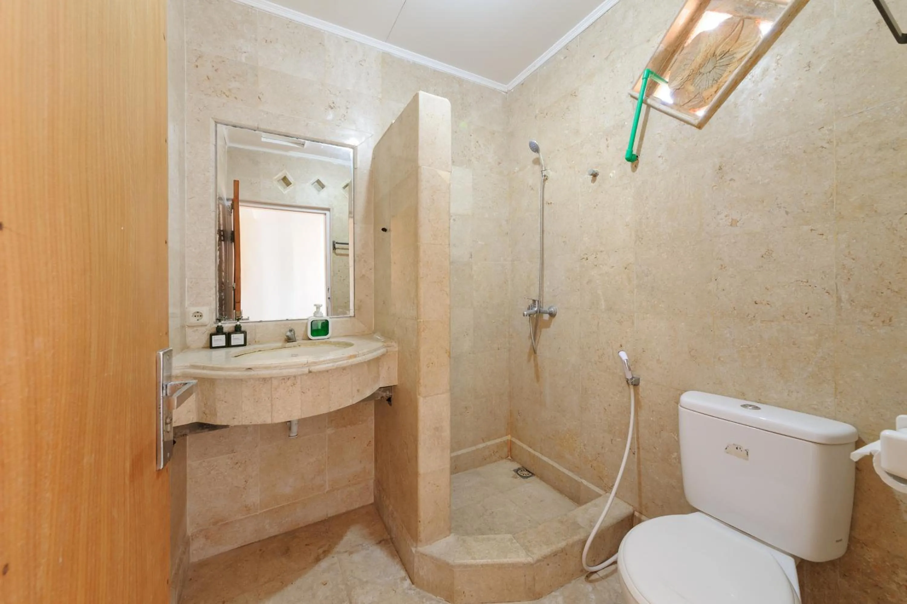 Bathroom in Urbanview Hotel Rasa Sayang Inn Tanjung Benoa Bali