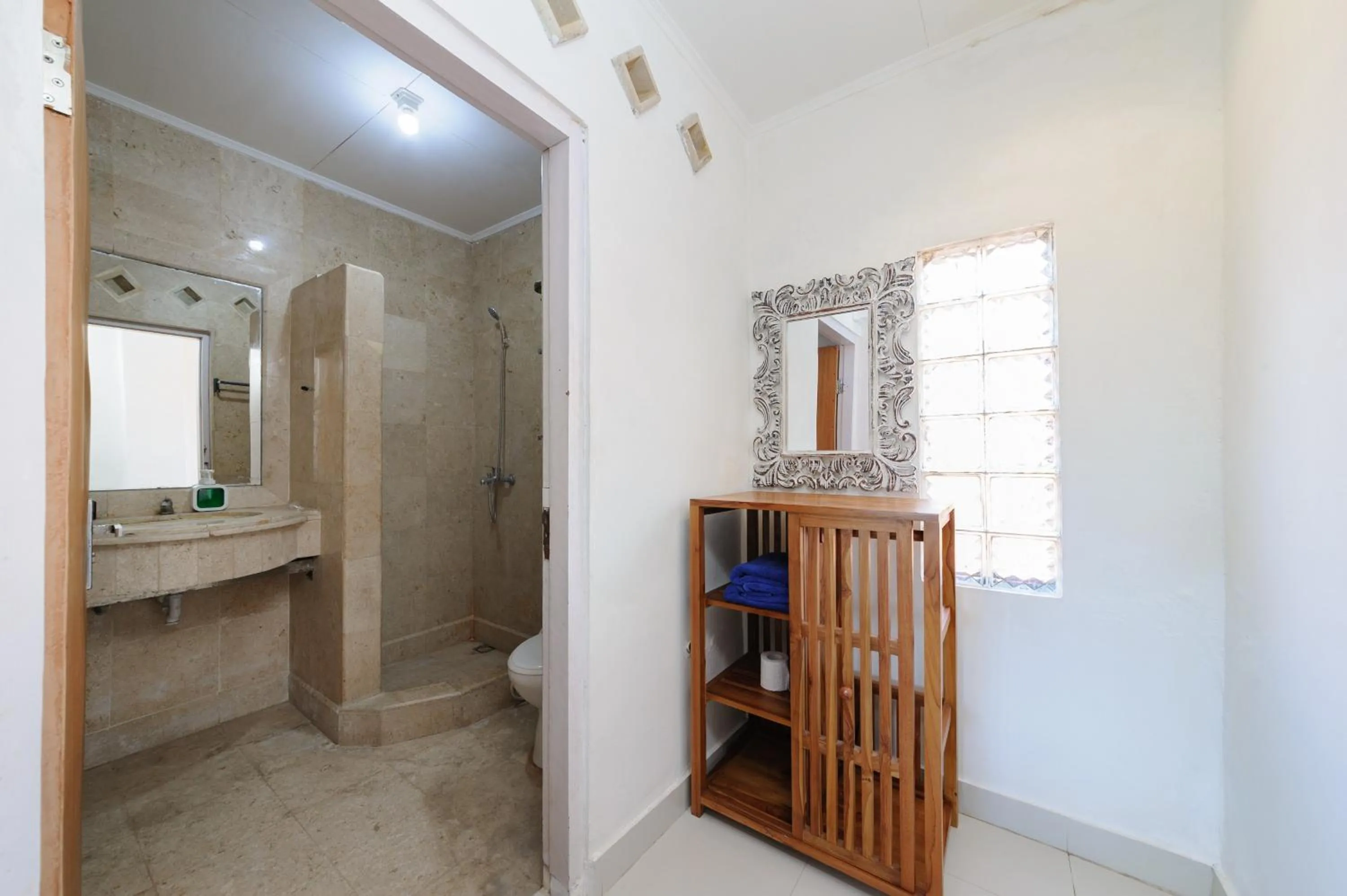 Bathroom in Urbanview Hotel Rasa Sayang Inn Tanjung Benoa Bali