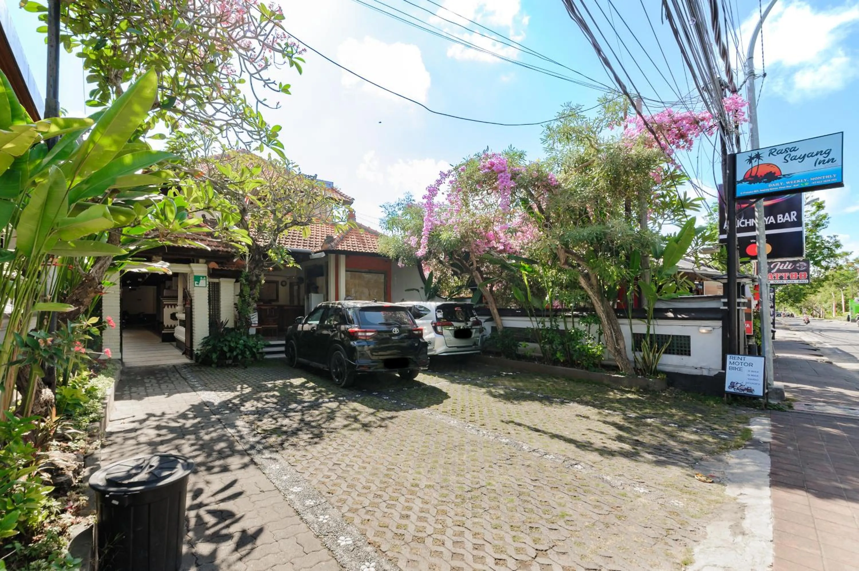 Parking in Urbanview Hotel Rasa Sayang Inn Tanjung Benoa Bali
