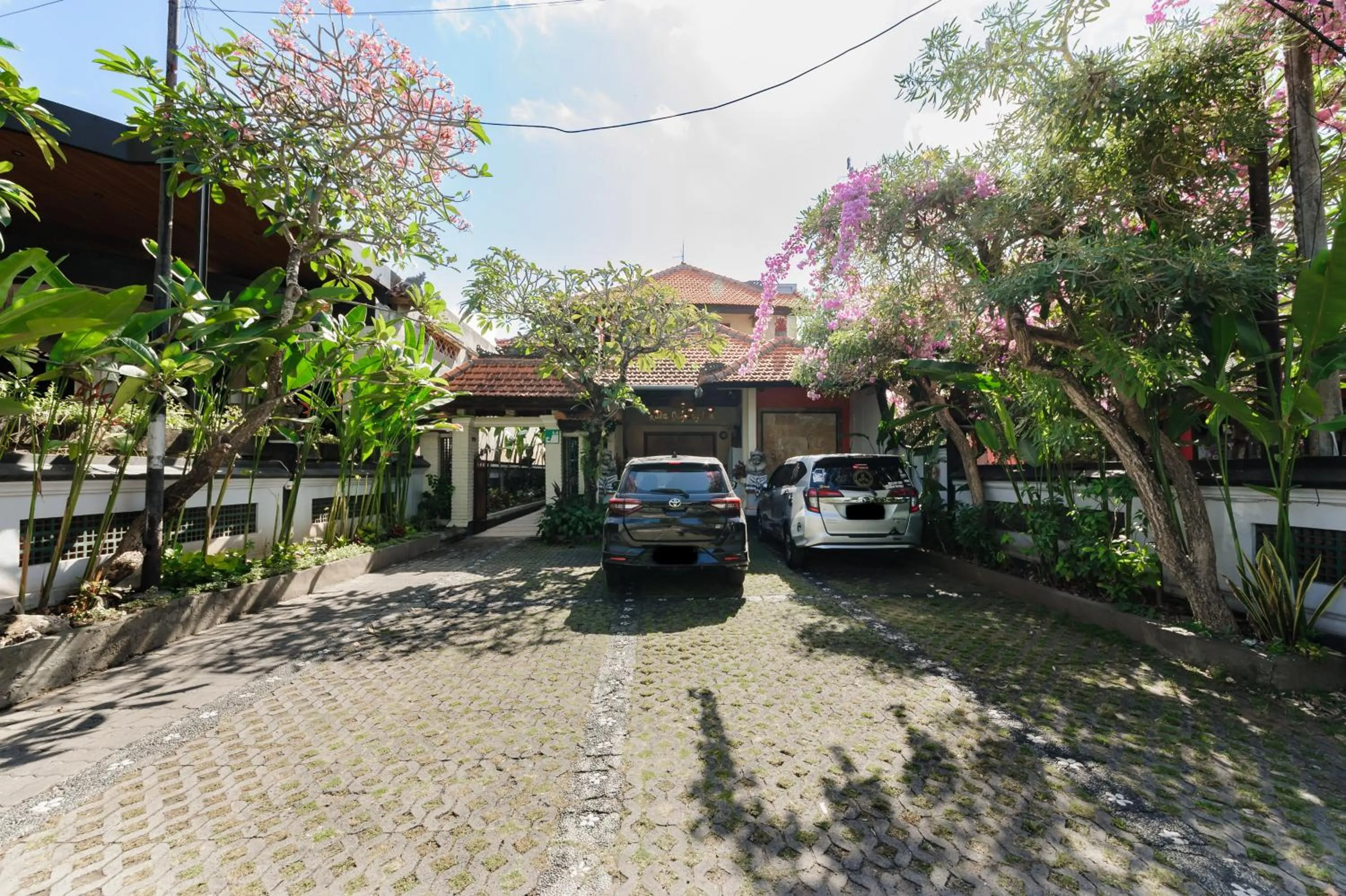 Parking in Urbanview Hotel Rasa Sayang Inn Tanjung Benoa Bali