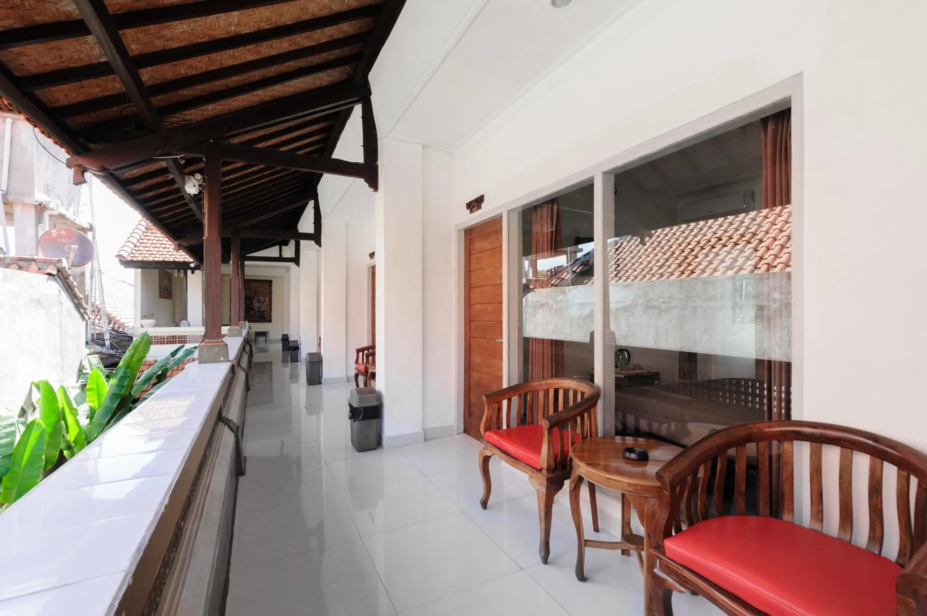 Seating area in Urbanview Hotel Rasa Sayang Inn Tanjung Benoa Bali