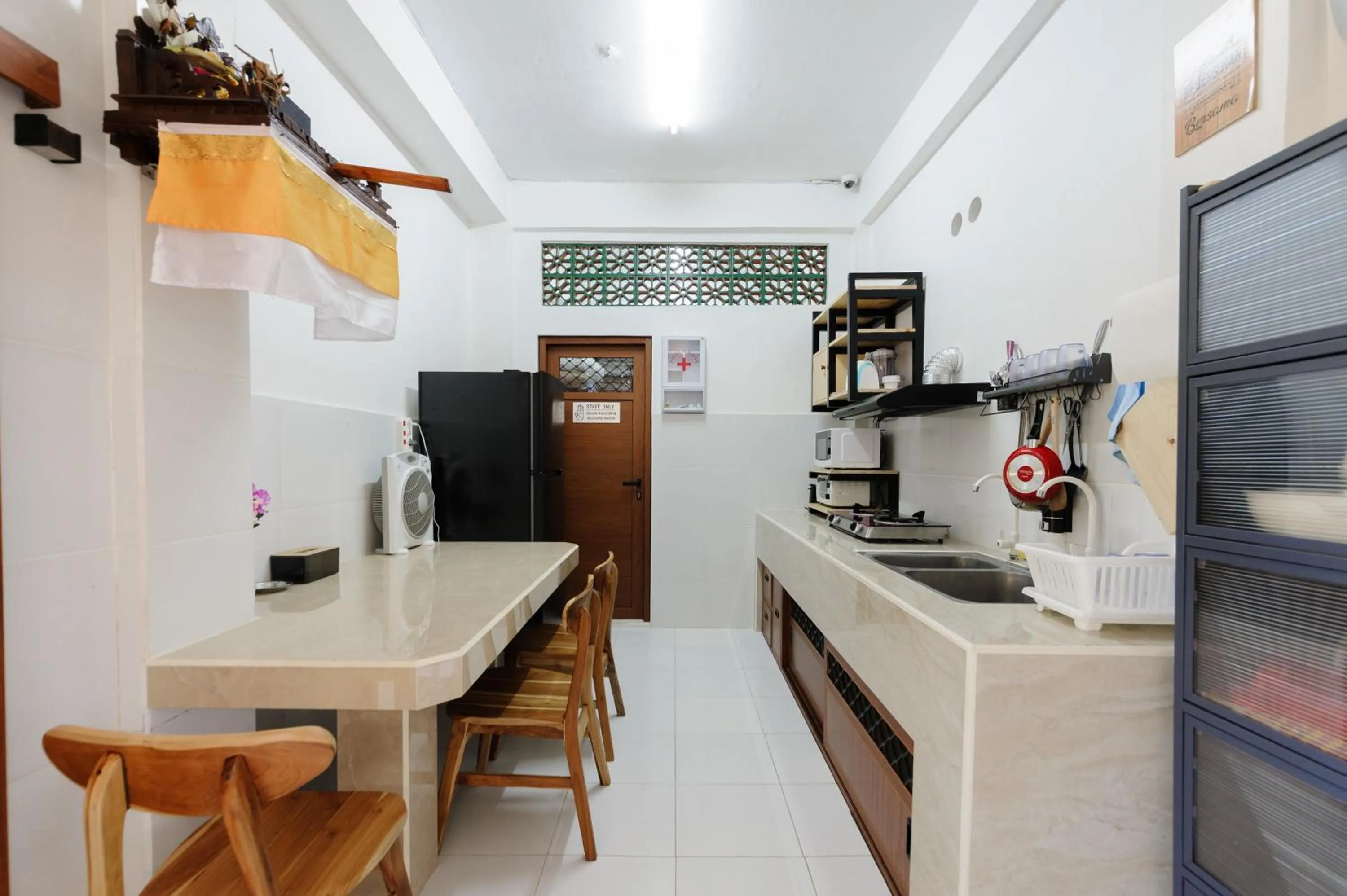 Kitchen or kitchenette in Urbanview Hotel Rasa Sayang Inn Tanjung Benoa Bali
