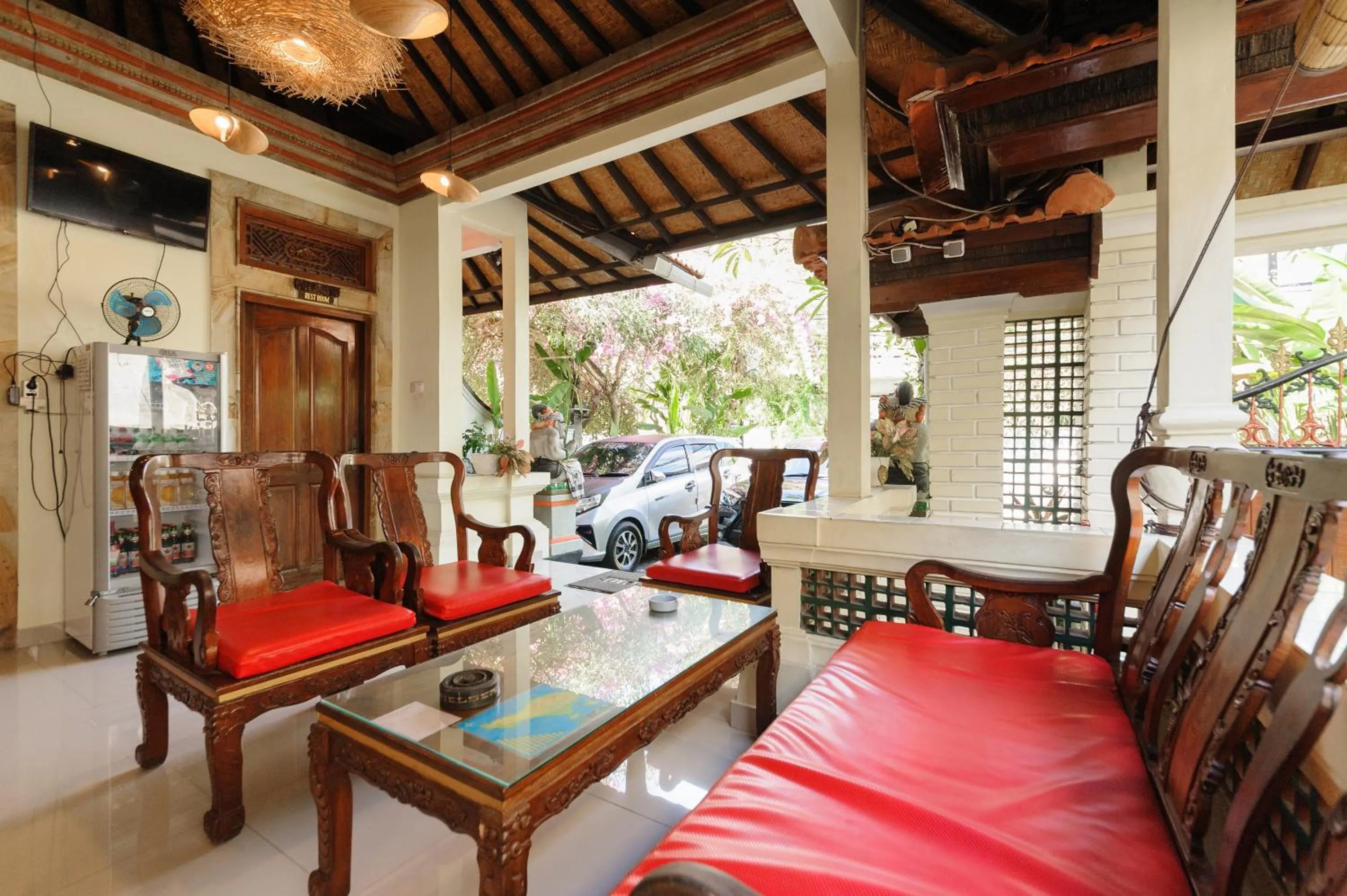 Seating area in Urbanview Hotel Rasa Sayang Inn Tanjung Benoa Bali