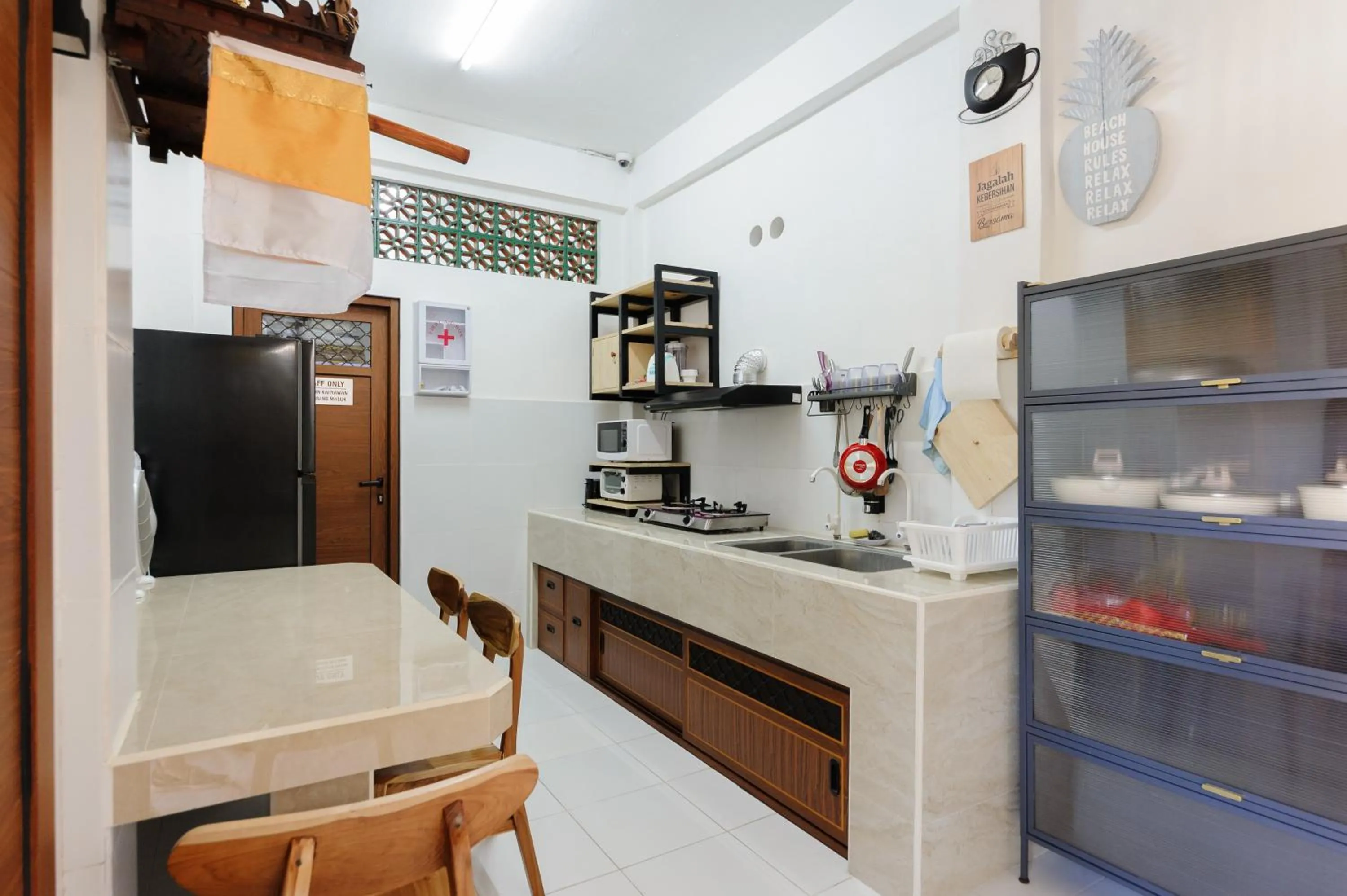 Kitchen or kitchenette in Urbanview Hotel Rasa Sayang Inn Tanjung Benoa Bali